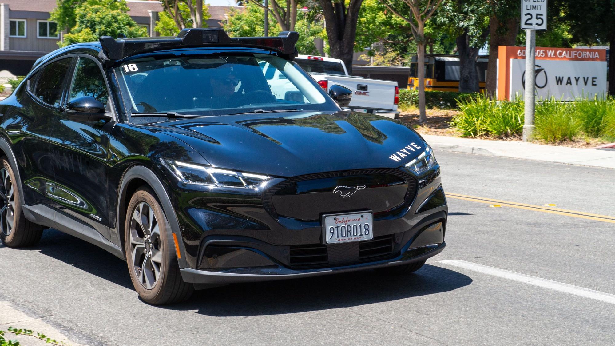 Ein Fahrzeug der Firma Wayve, die Software für autonom fahrende Autos entwickelt, bei einer Testfahrt in den USA.