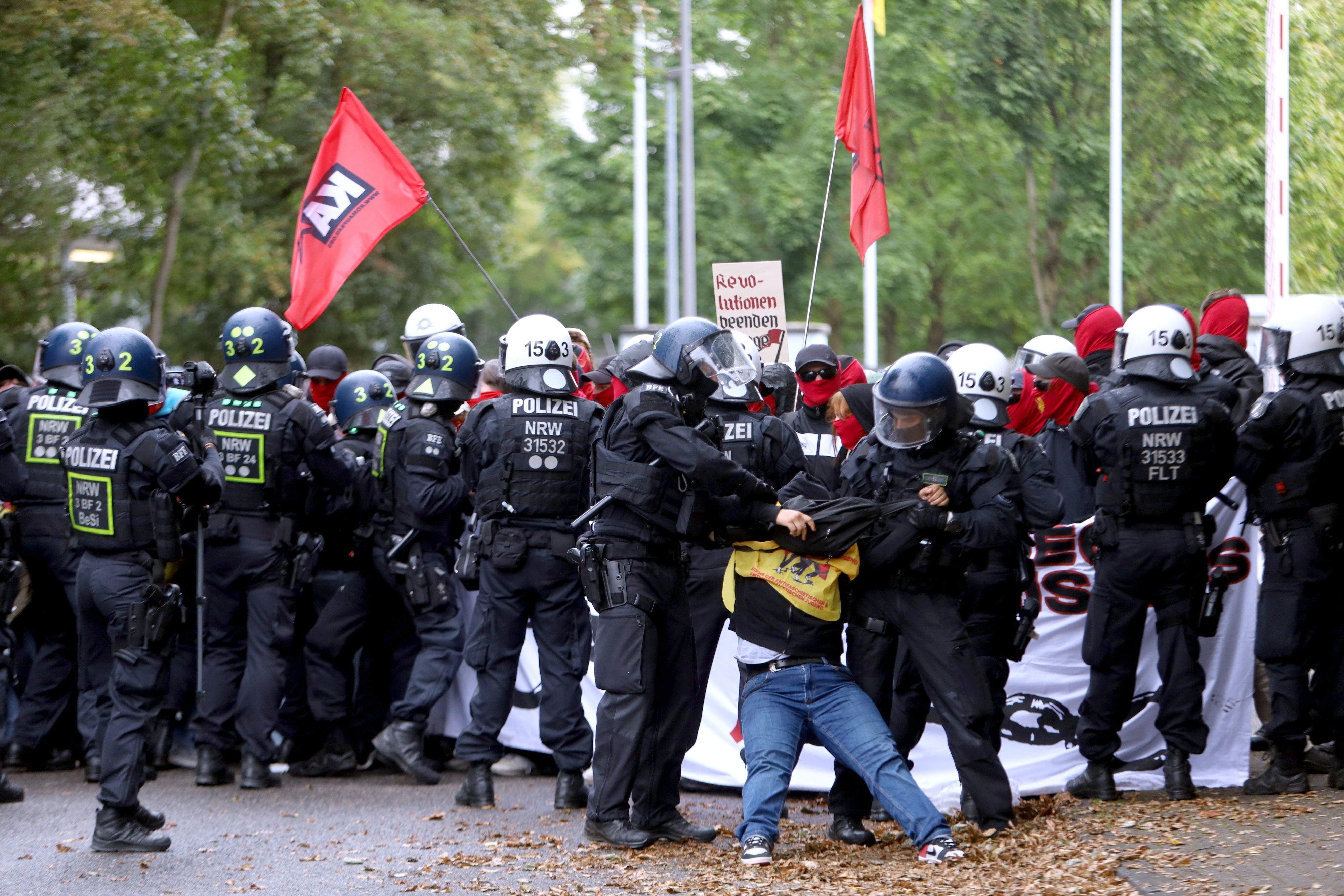 Demonstranten von „Rheinmetall entwaffnen“ haben am Donnerstag die Lüttich-Kaserne in Longerich blockiert.