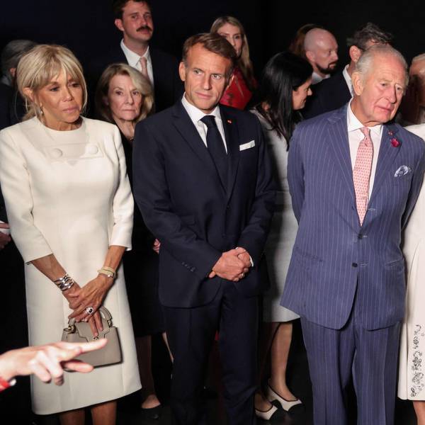 Emmanuel Macron, König Charles III. und Königin Camilla betrachten bei einer Vorbesichtigung im British Museum Teile des historischen Teppichs von Bayeux.