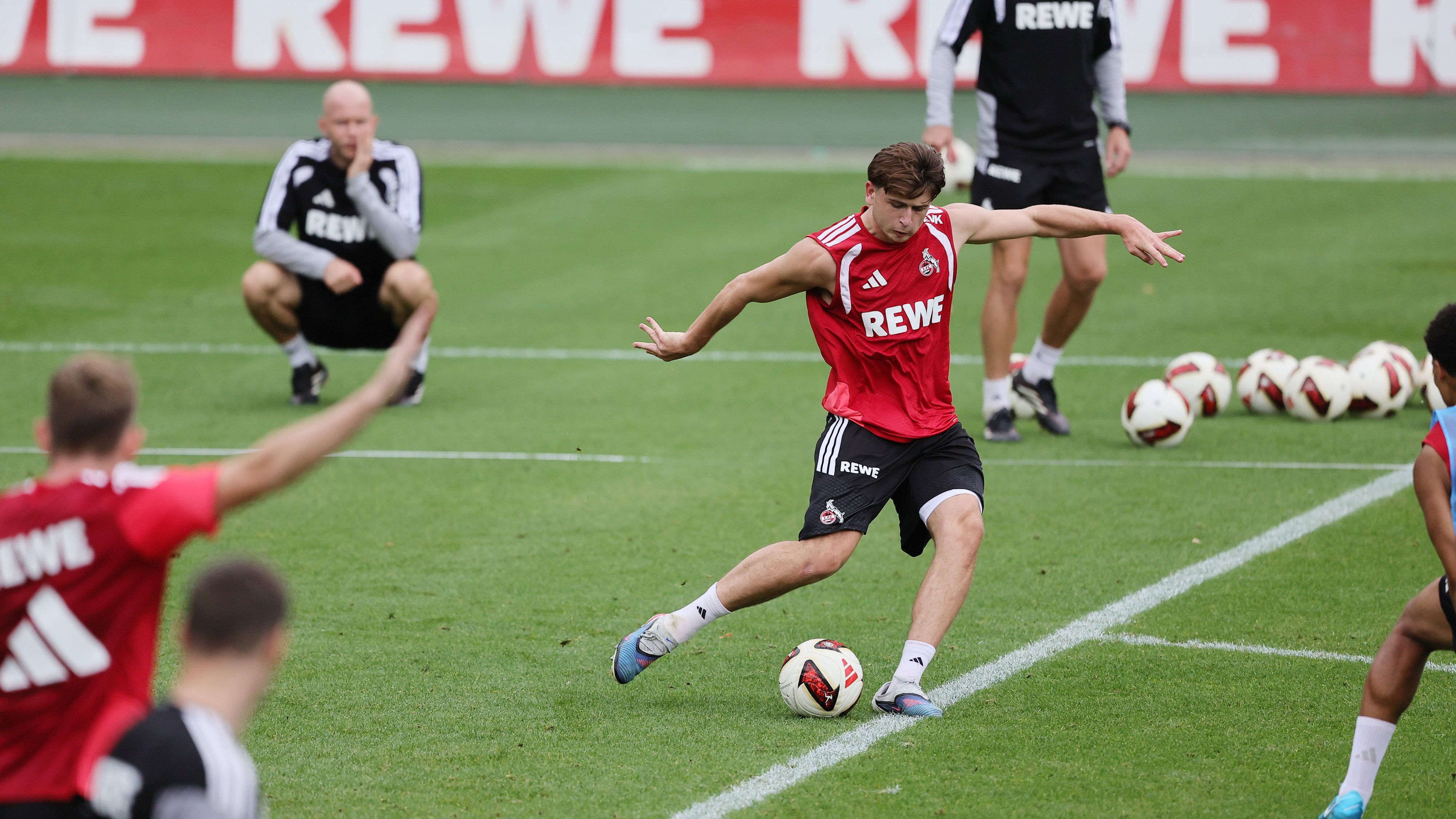 René Wagner beobachtet Mikey Moore auf dem Trainingsplatz.