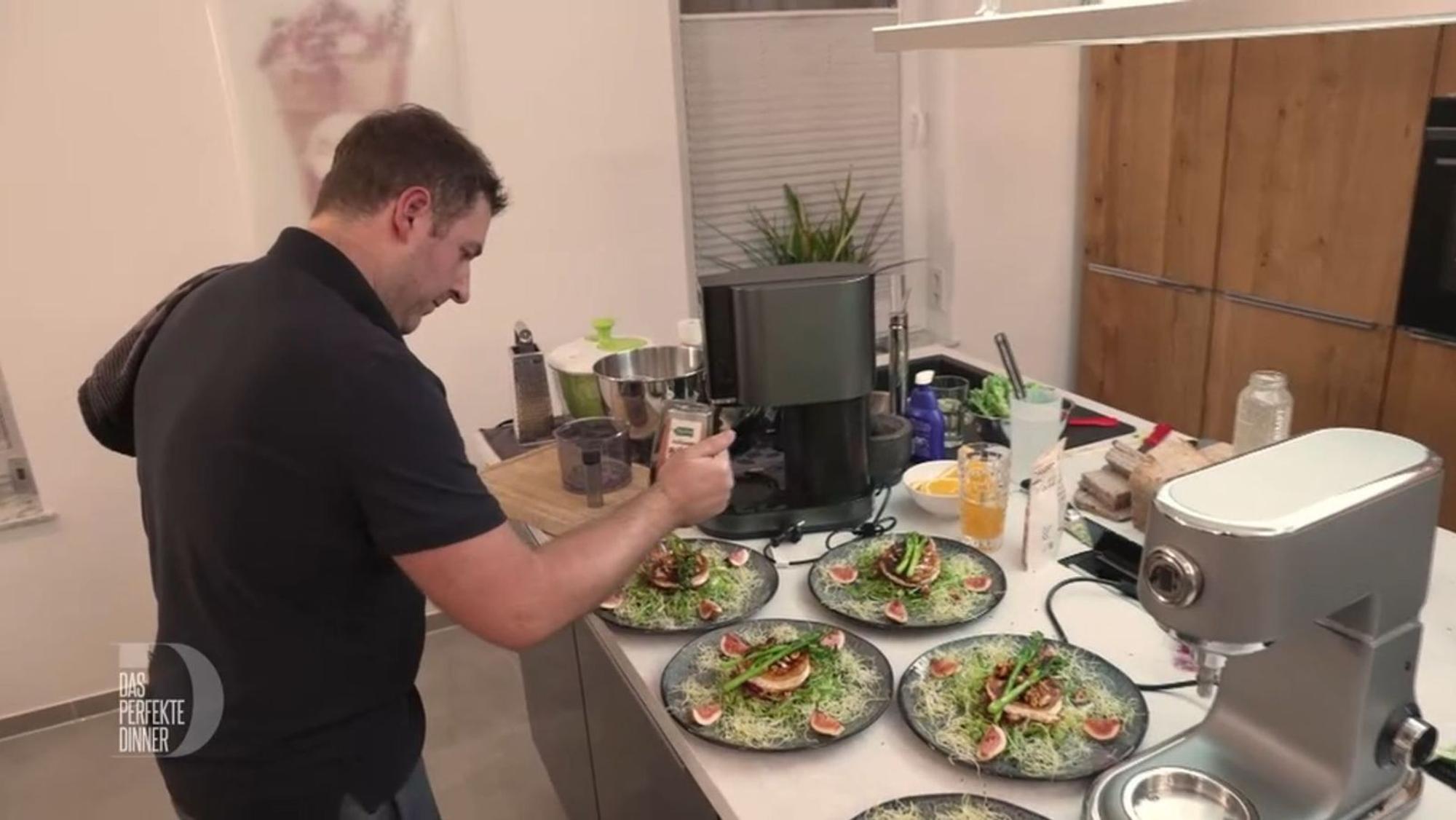 Schon die Vorspeise sieht bei Tim nach Haute Cuisine aus.
(Bild: RTL)
