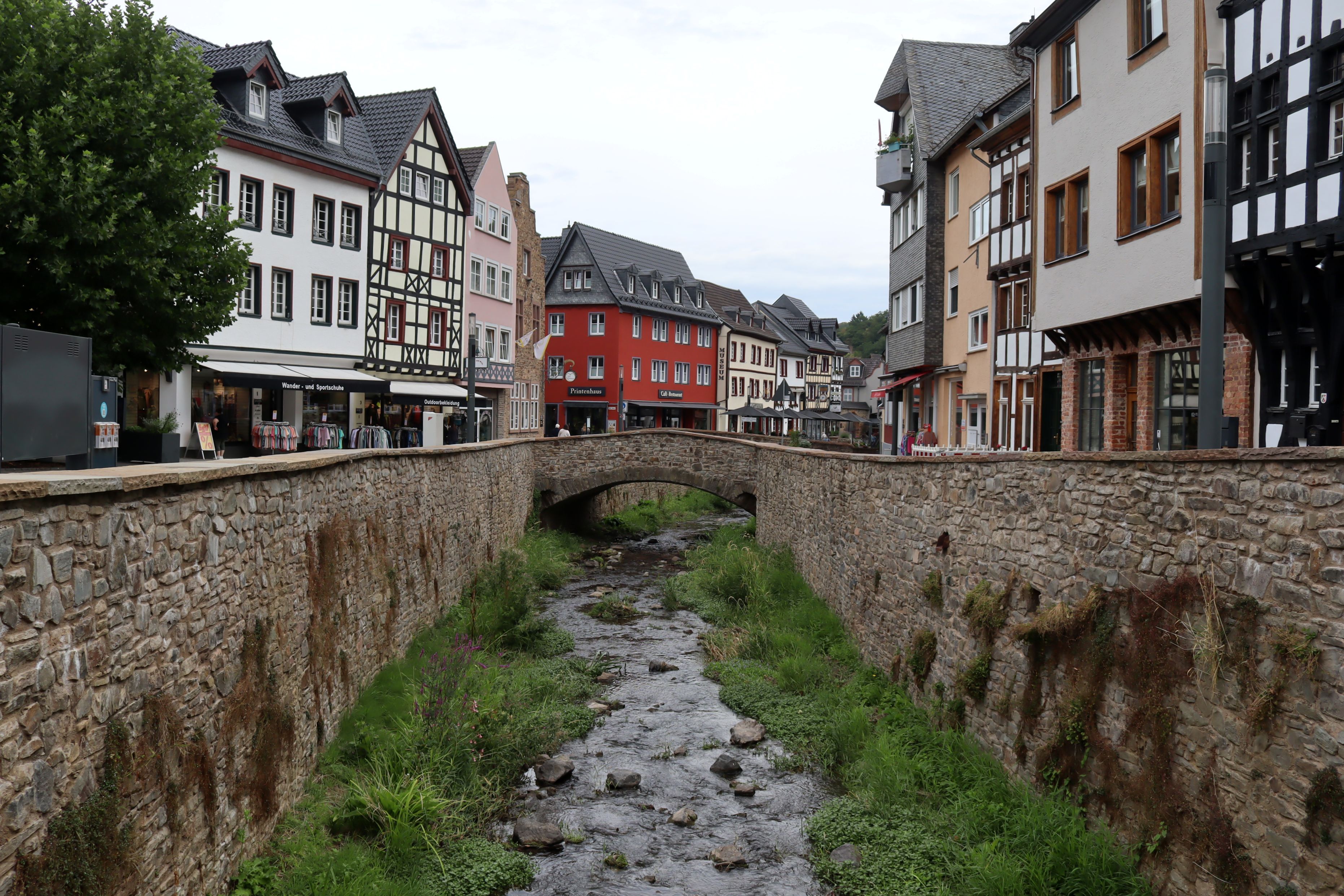 Die Erft in Bad Münstereifel führt im Sommer 2026 sehr wenig Wasser.