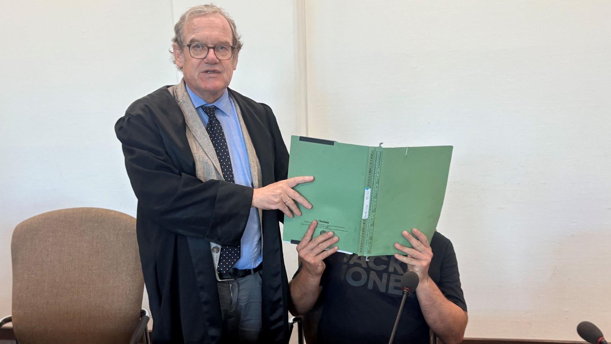 Der Angeklagte mit seinem Verteidiger Lukas Pieplow beim Prozessauftakt im Kölner Landgericht.