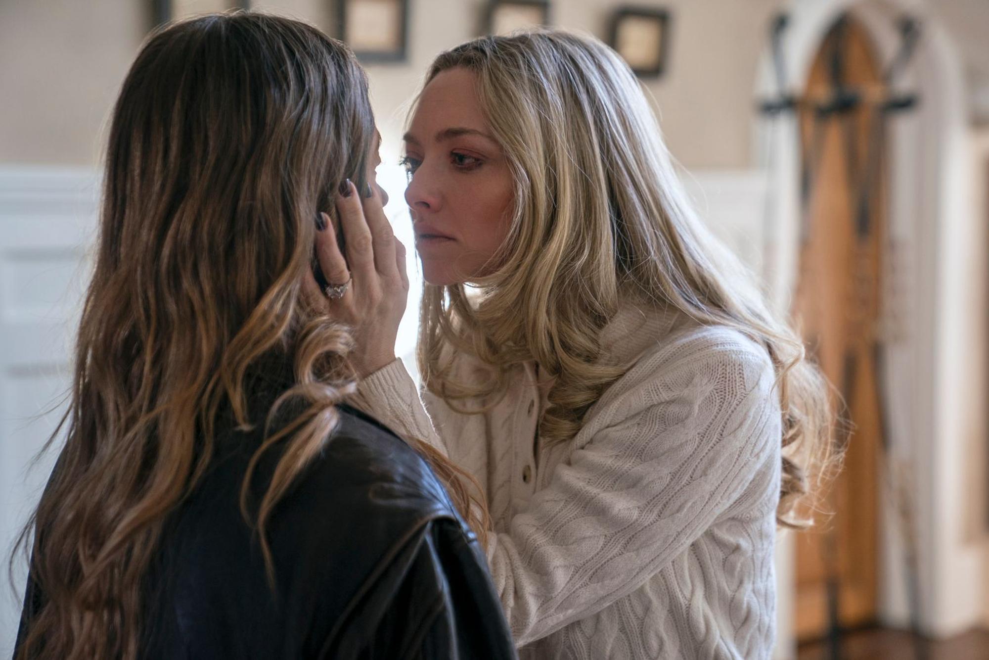 In „The Housemaid - Wenn sie wüsste“ ist Sydney Sweeney (links) an der Seite von Amanda Seyfried zu sehen. (Bild: Leonine)