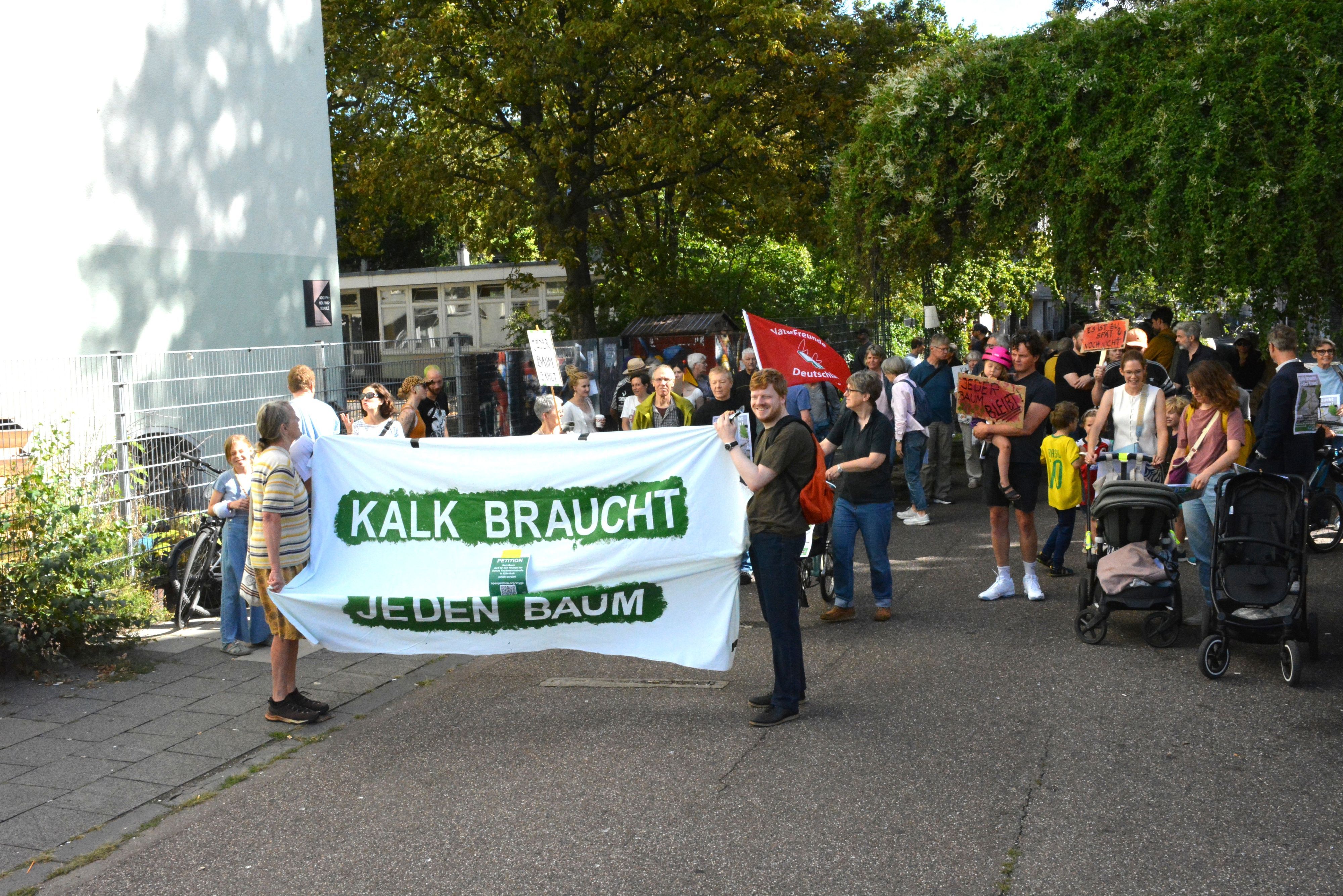 Demonstranten mit dem Transparent "Kalk braucht jeden Baum".