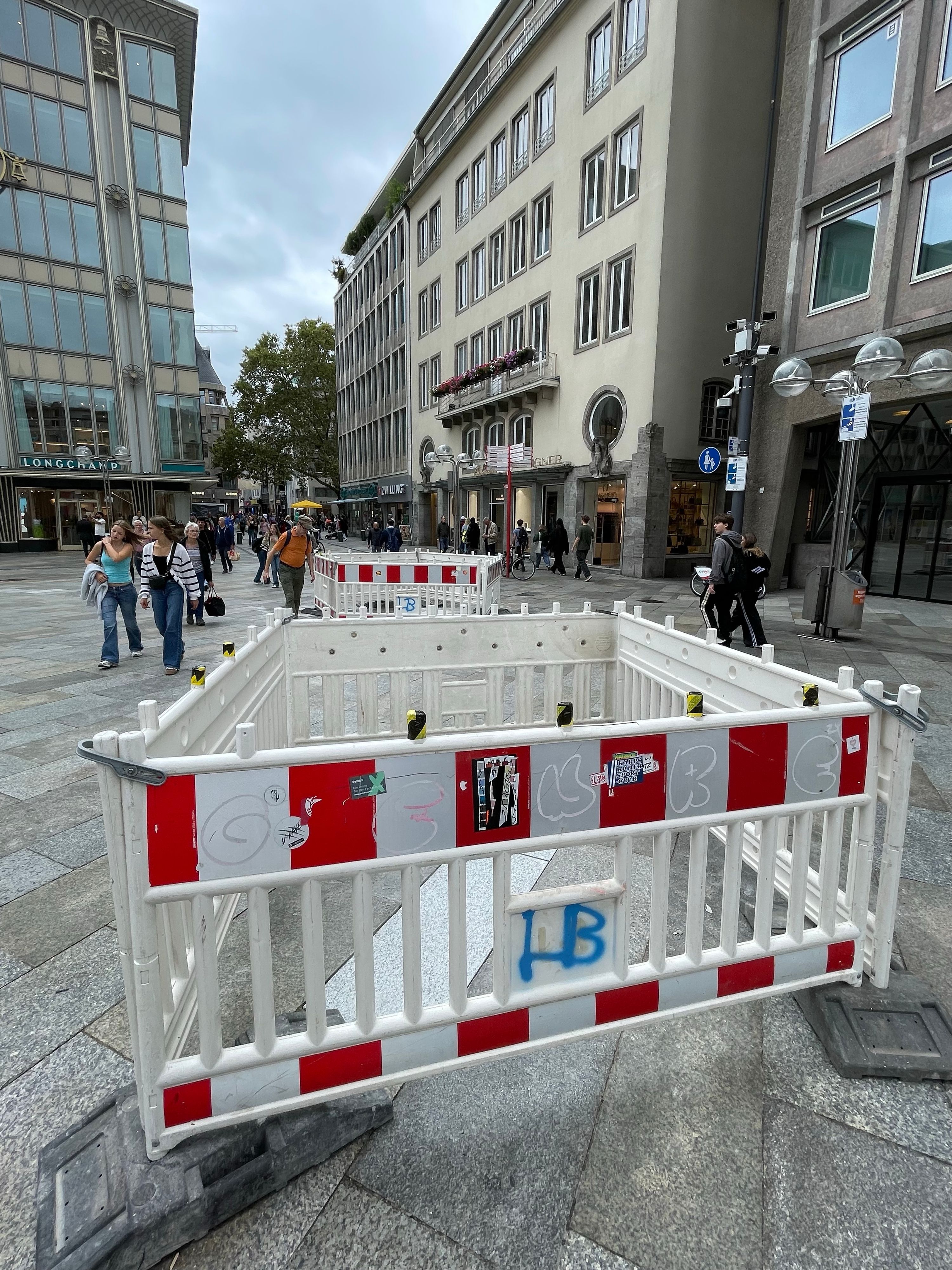 An der Domplatte sind neue Baustellen eingerichtet worden, weil die Stadt in der Tiefgarage nach möglichen Schäden sucht.