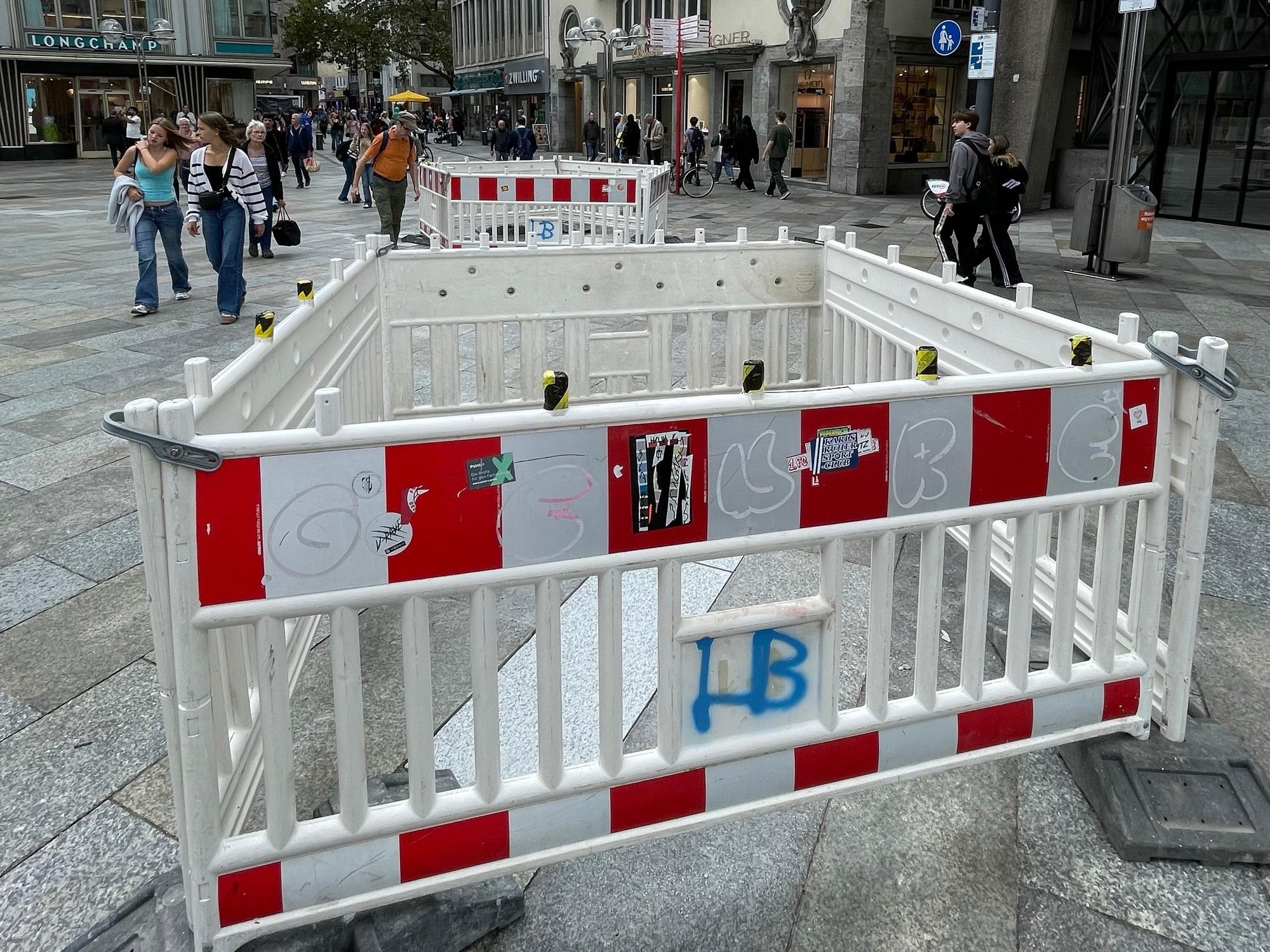 An der Domplatte sind neue Baustellen eingerichtet worden, weil die Stadt in der Tiefgarage nach möglichen Schäden sucht.
