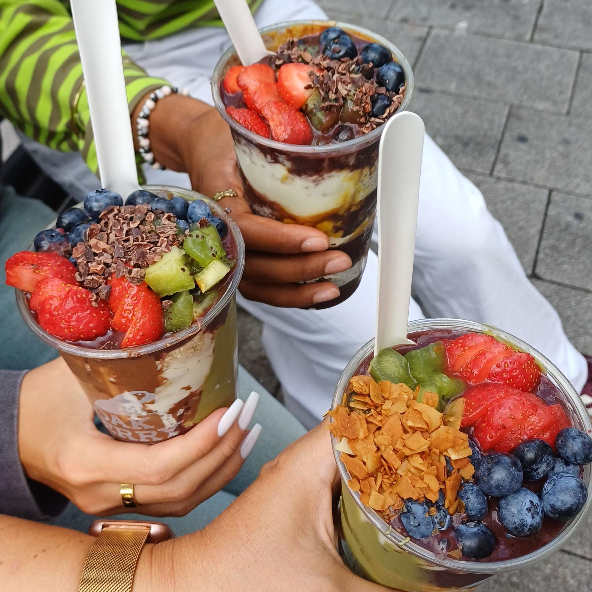 Kunstvoll geschichtete und fotogene Açai-Bowls von Oakberry