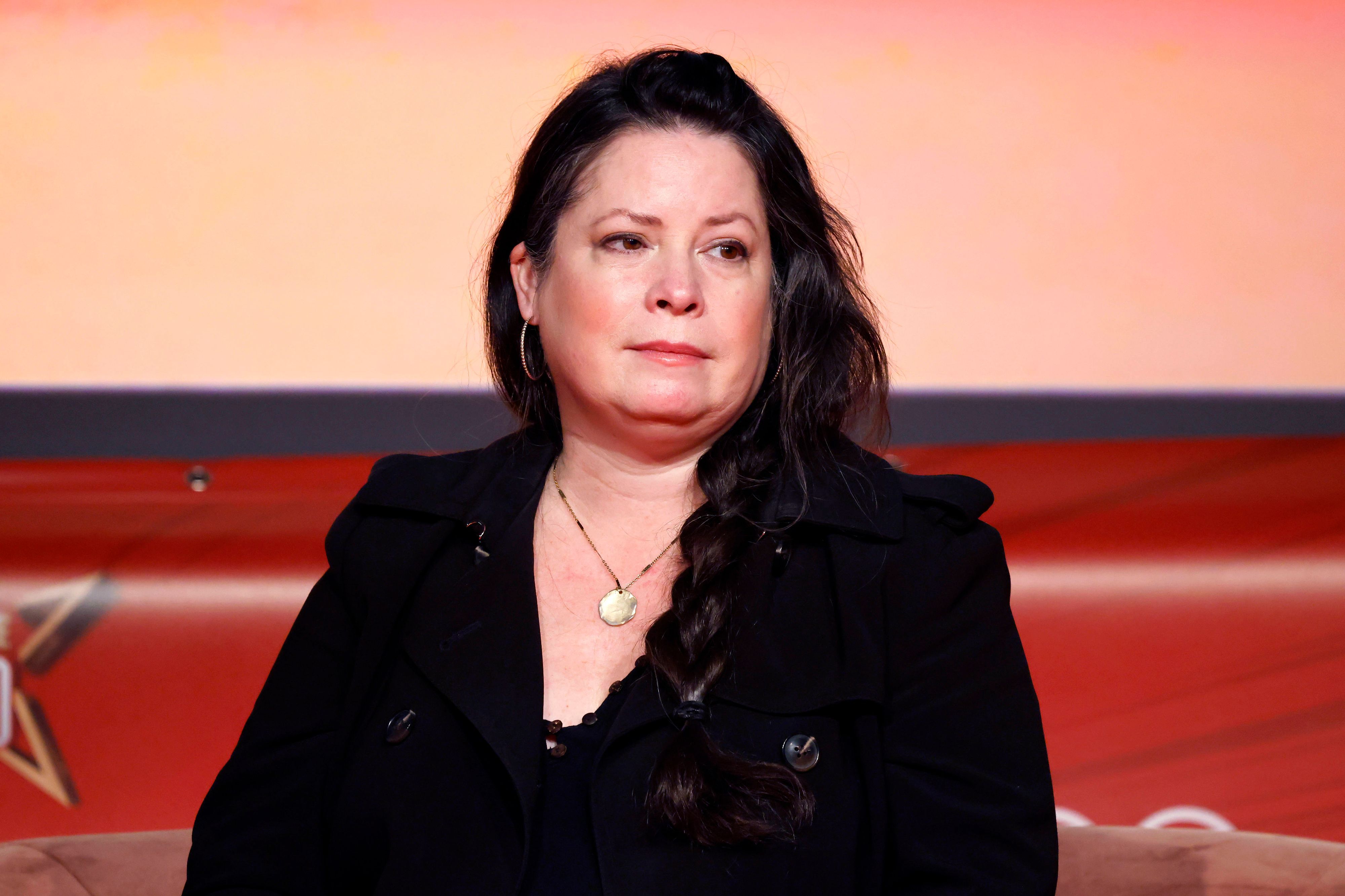 Holly Marie Combs schaut nachdenklich.