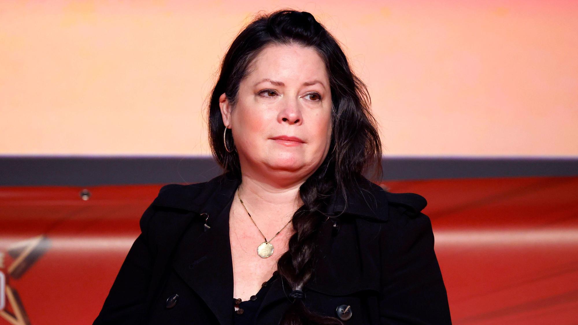 Holly Marie Combs schaut nachdenklich.