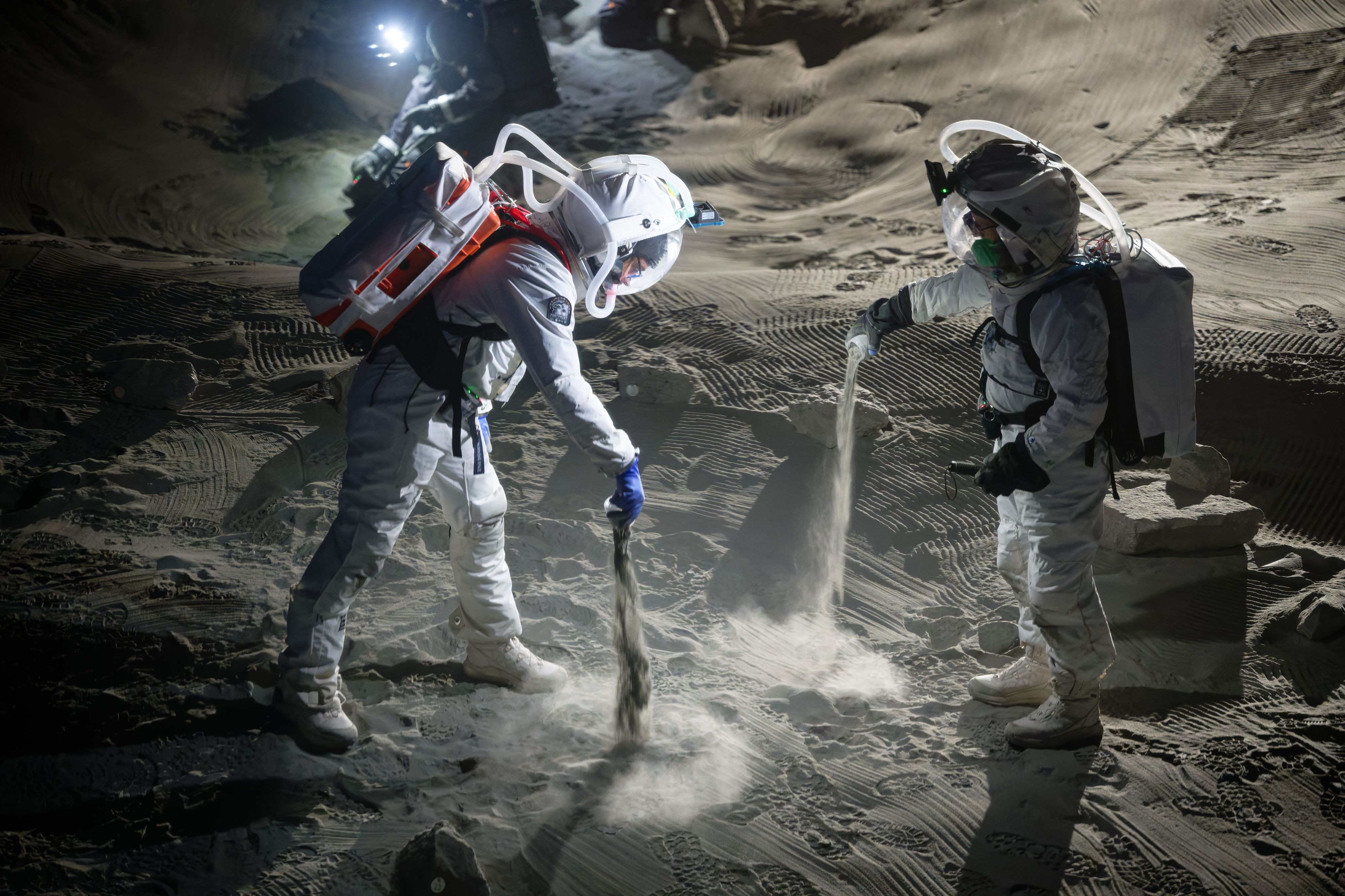 Wissenschaftler testen in der Mondsimulationsanlage Luna am Deutschen Zentrum für Luft- und Raumfahrt (DLR) und der European Space Agency (ESA) Raumanzüge.