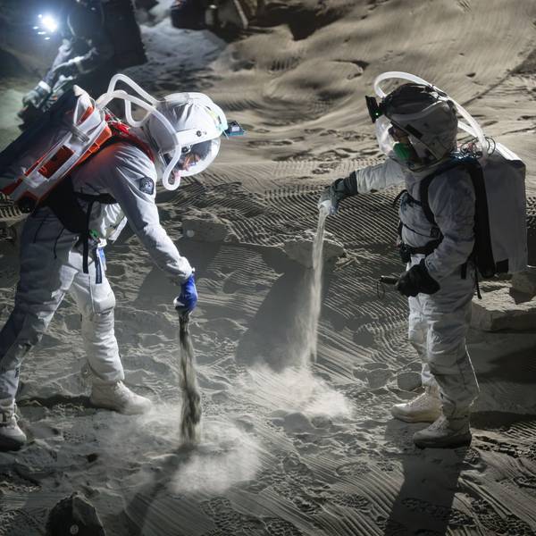 Wissenschaftler testen in der Mondsimulationsanlage Luna am Deutschen Zentrum für Luft- und Raumfahrt (DLR) und der European Space Agency (ESA) Raumanzüge.