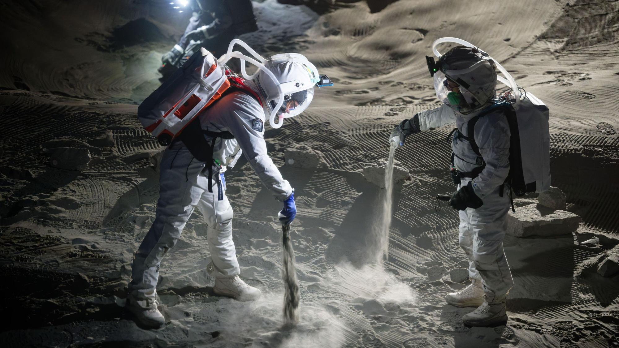 Wissenschaftler testen in der Mondsimulationsanlage Luna am Deutschen Zentrum für Luft- und Raumfahrt (DLR) und der European Space Agency (ESA) Raumanzüge.