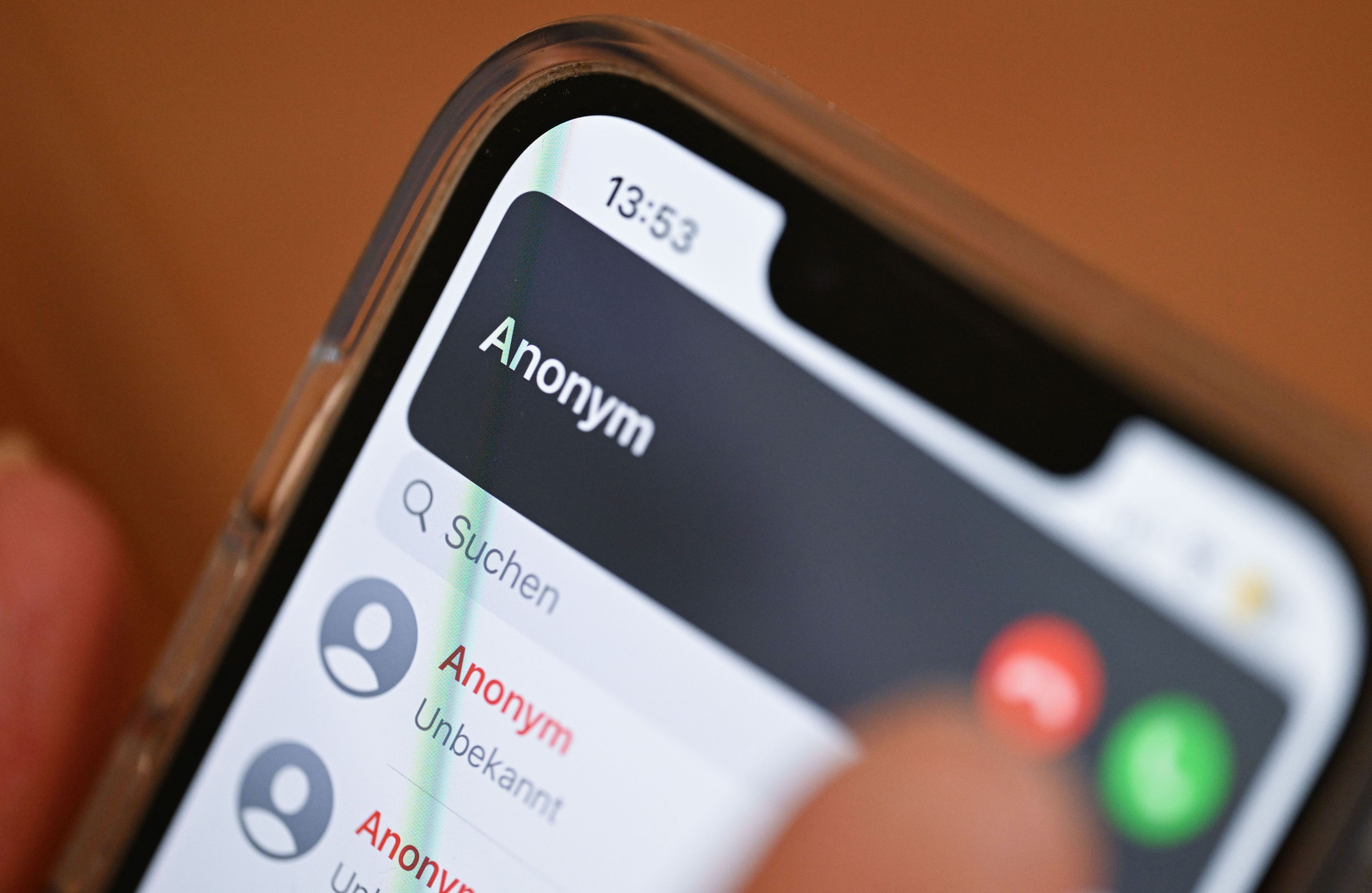 ILLUSTRATION - 07.11.2025, Baden-Württemberg, Stuttgart: Achtung! Wenn jetzt einer etwas von einem plötzlichen Notfall am Telefon sagt und Geld fordert, ist Vorsicht angesagt. (zu dpa: «87-Jähriger verliert Geld und Gold an Betrüger») Foto: Bernd Weißbrod/dpa +++ dpa-Bildfunk +++