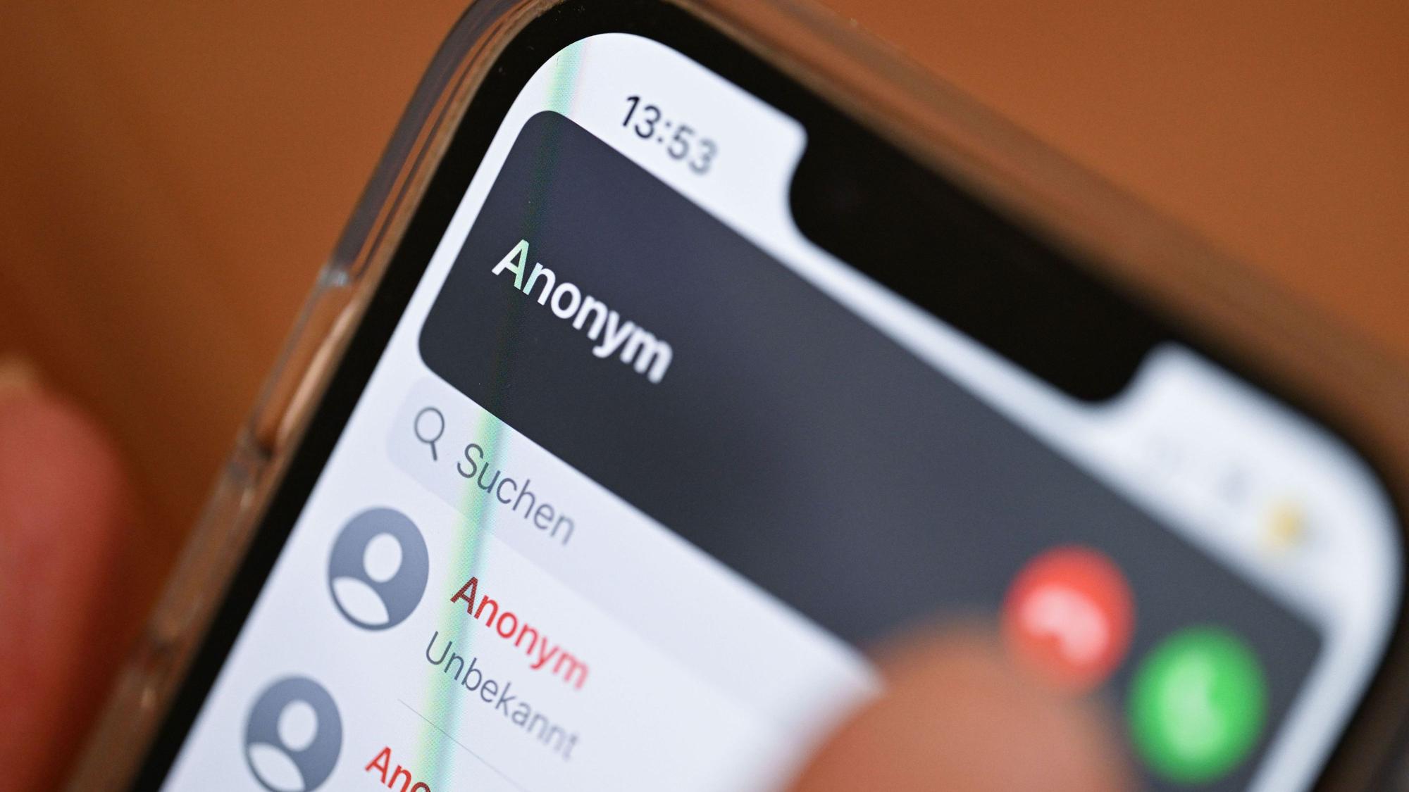 ILLUSTRATION - 07.11.2025, Baden-Württemberg, Stuttgart: Achtung! Wenn jetzt einer etwas von einem plötzlichen Notfall am Telefon sagt und Geld fordert, ist Vorsicht angesagt. (zu dpa: «87-Jähriger verliert Geld und Gold an Betrüger») Foto: Bernd Weißbrod/dpa +++ dpa-Bildfunk +++