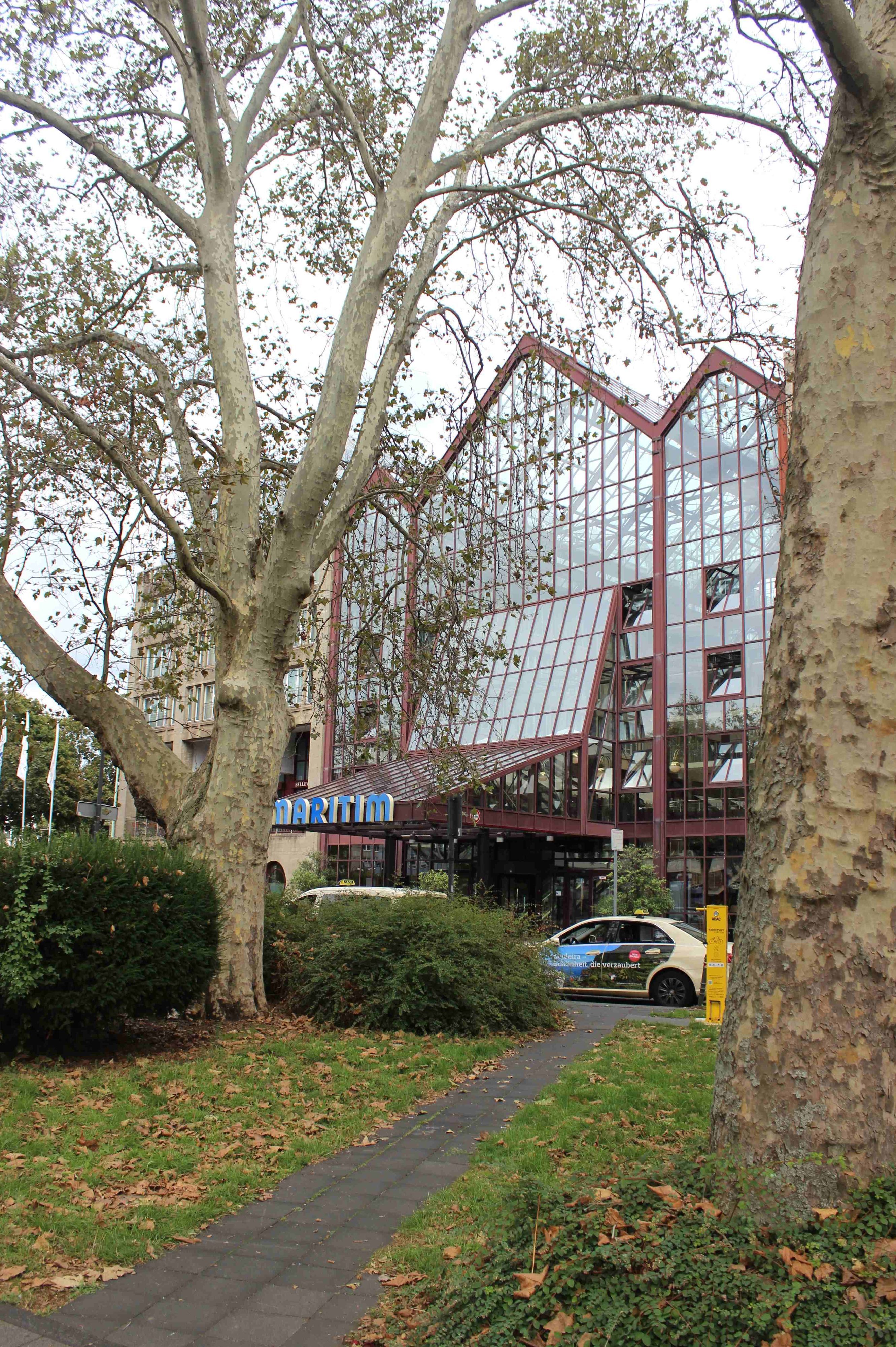 Wo heute das Maritim-Hotel steht, befand sich einst die Markthalle. Das Haus Vanderstein-Bellen gehörte zu dessen historischer Randbebauung.