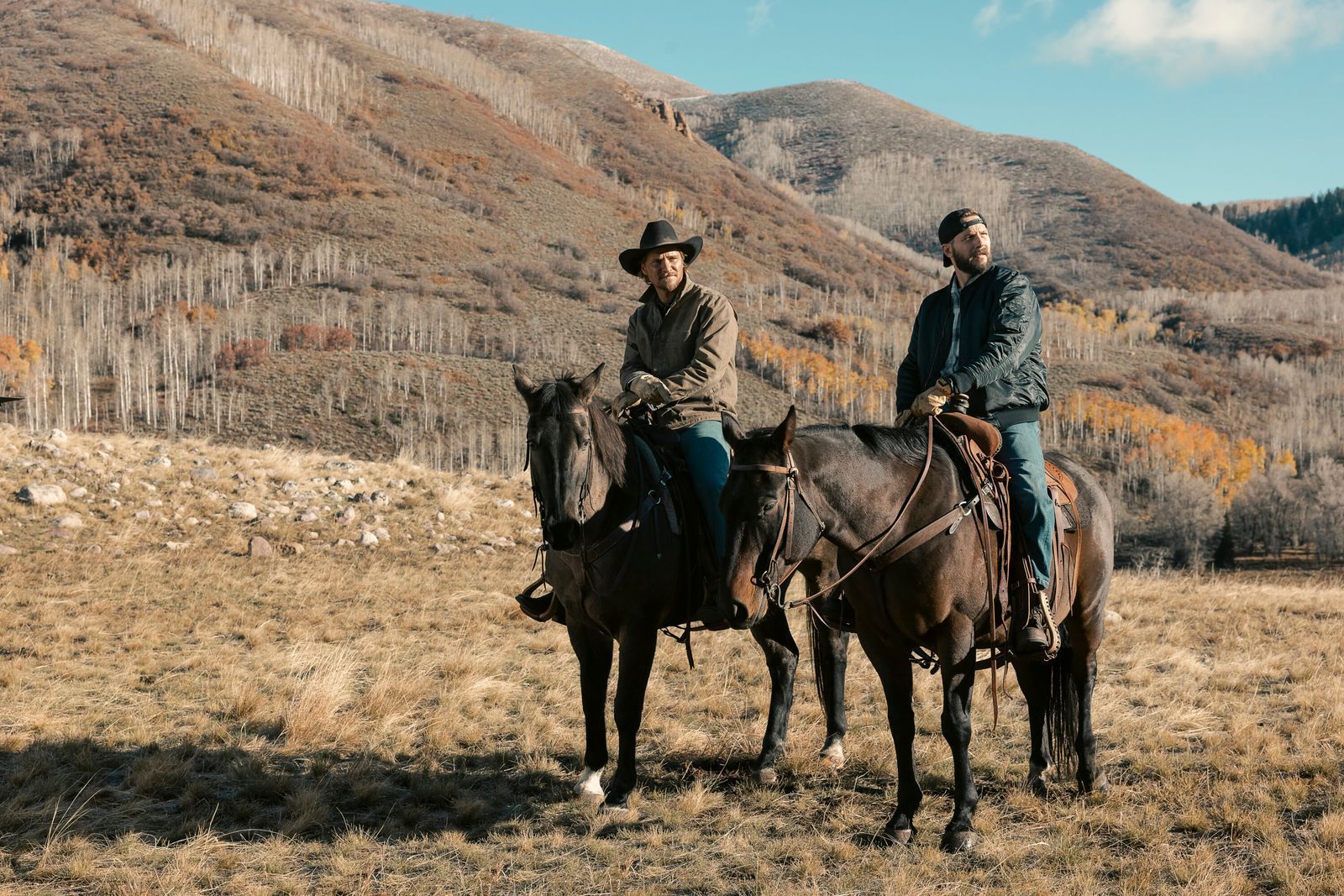 Kayce Dutton (Luke Grimes, links) wird von seinem Kumpel Calvin (Logan Marshall-Green) überredet, als Marshal zu arbeiten. (Bild: Leonine/2025 CBS Broadcasting Inc.)