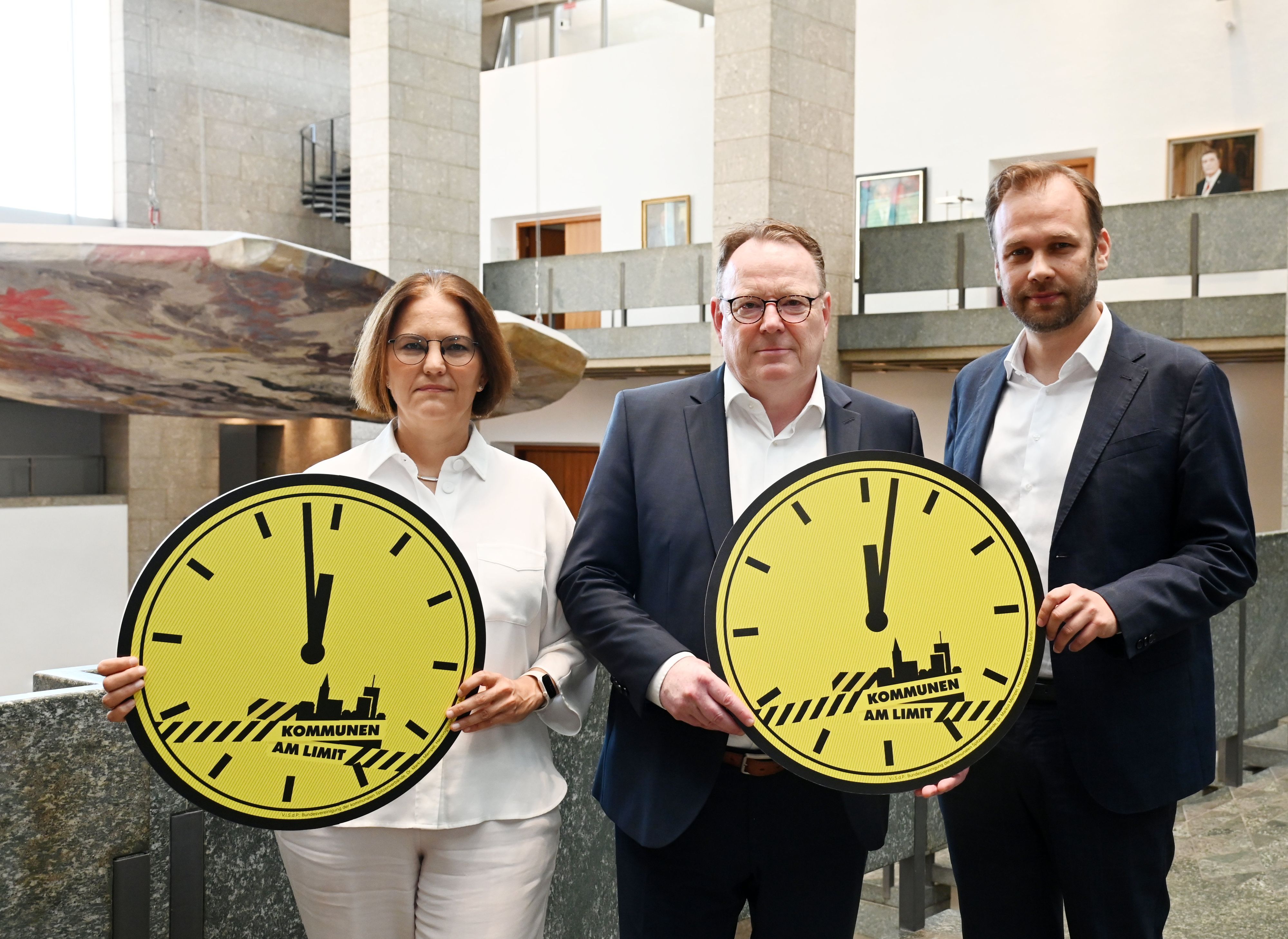 22.06.2026 Köln. Köln ist am Limit! OB, Stadtkämmerin und Beigeordneter richten gemeinsam mit Kommunen bundesweit einen Appell an Bund und Land. V.Li.: Prof. Dr. Dörte Diemert, OB Burmester, Robert Voigstberger. Foto: Alexander Schwaiger