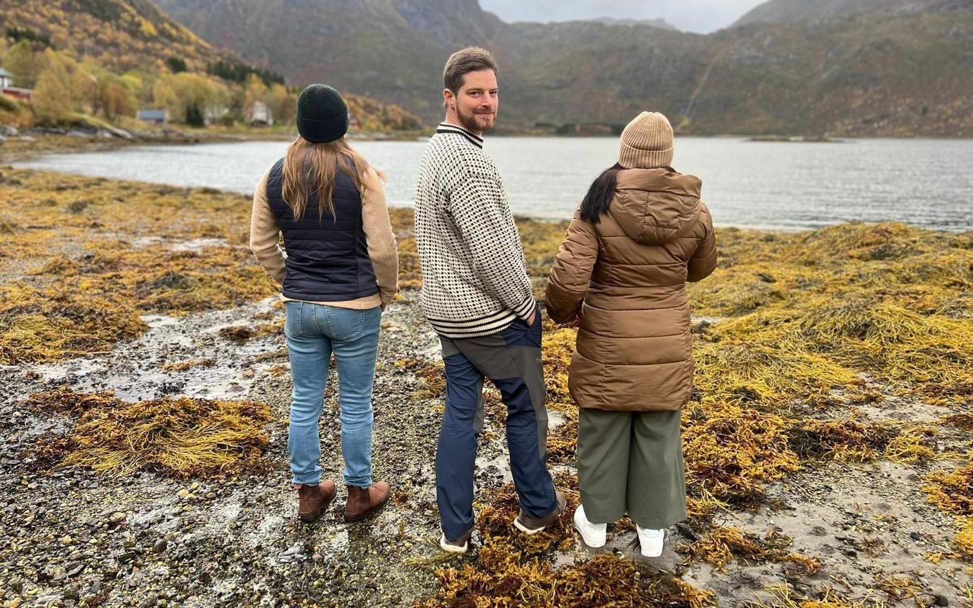 Zwischen zwei Frauen - und das mit voller Absicht: Alex (Mitte) hofft, bei „Auswanderer sucht Liebe“ (VOX) eine deutsche Partnerin zu finden, die mit ihm in Norwegen lebt. (Bild: RTL)