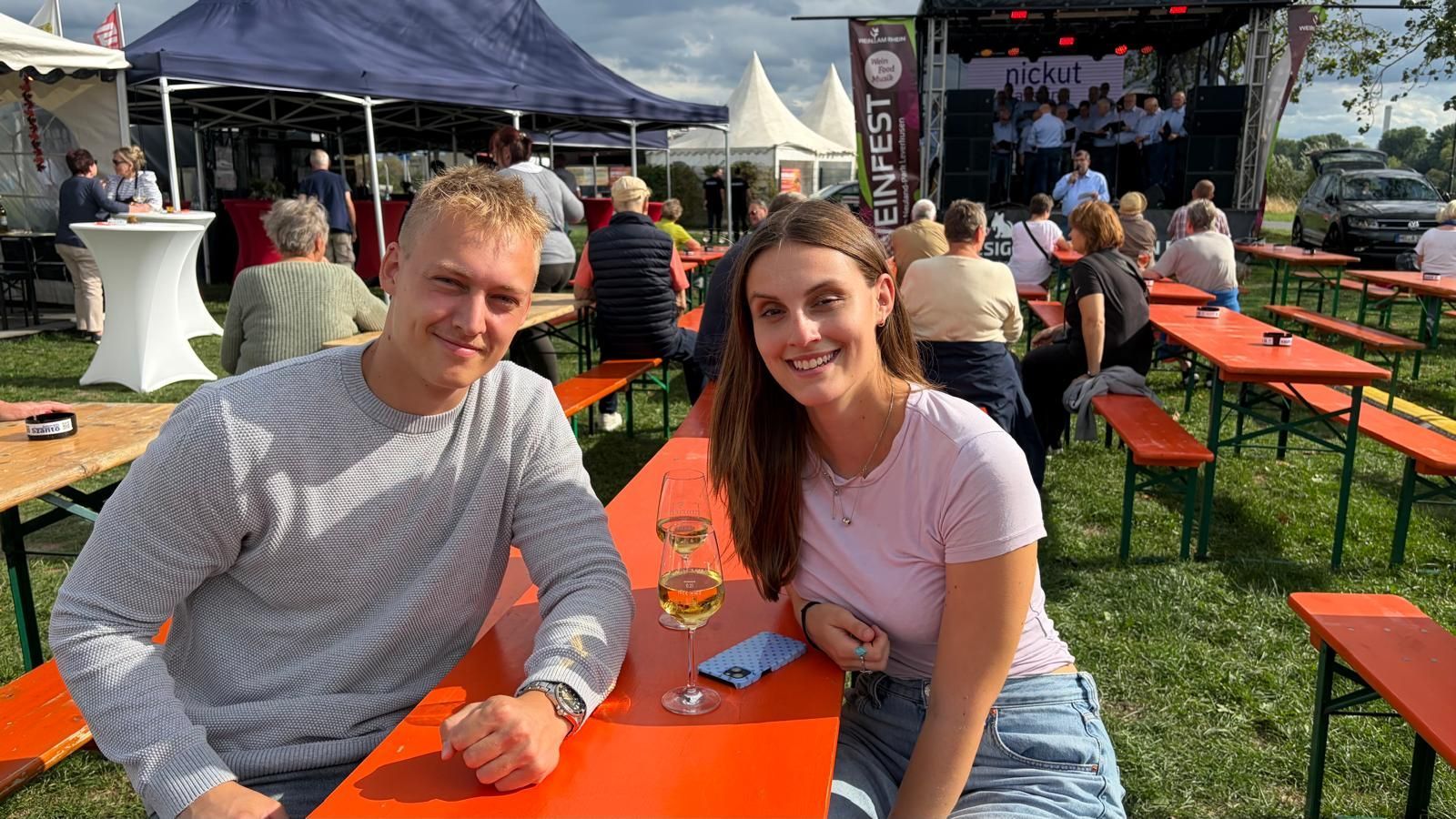 Jolina Kerber und Nanuk Röchling sind keine großen Weinfans. Trotzdem genießen sie den Nachmittag beim Weinfest am Rheinufer.