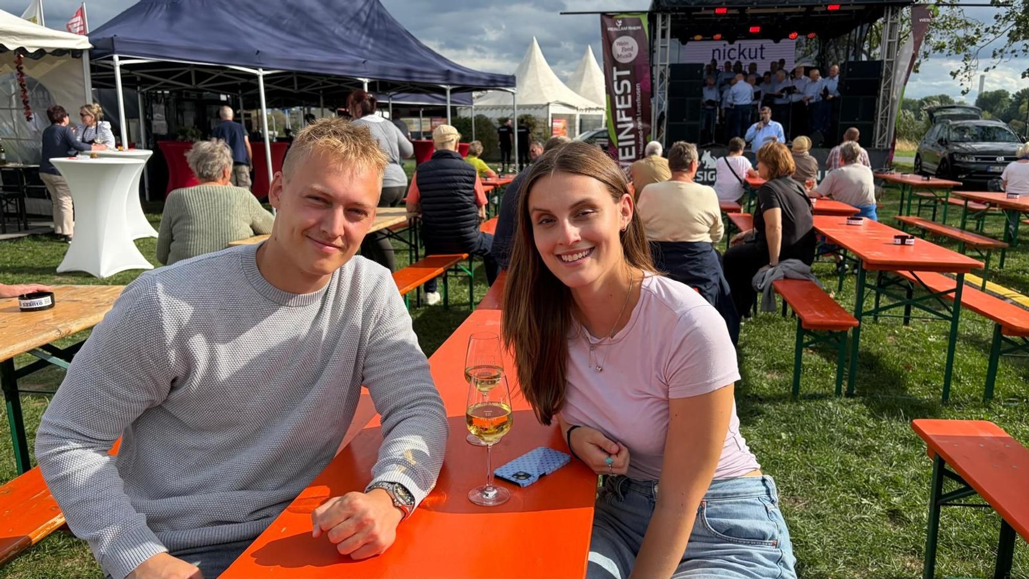 Jolina Kerber und Nanuk Röchling sind keine großen Weinfans. Trotzdem genießen sie den Nachmittag beim Weinfest am Rheinufer.