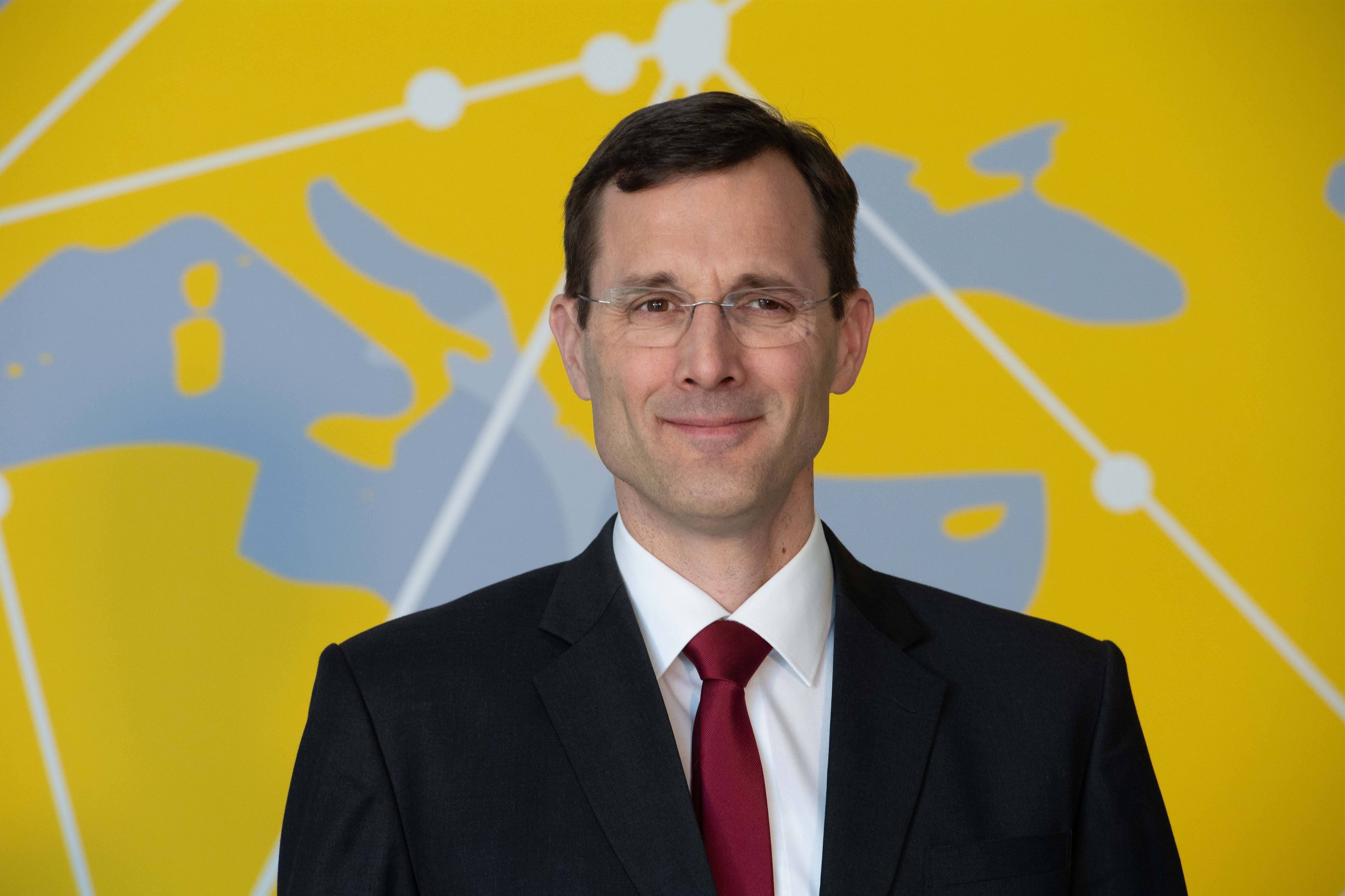 Глава DHL Тобиас Майер подтверждает приверженность Германии, но критирует избыточный Datenschutz и климатические риски