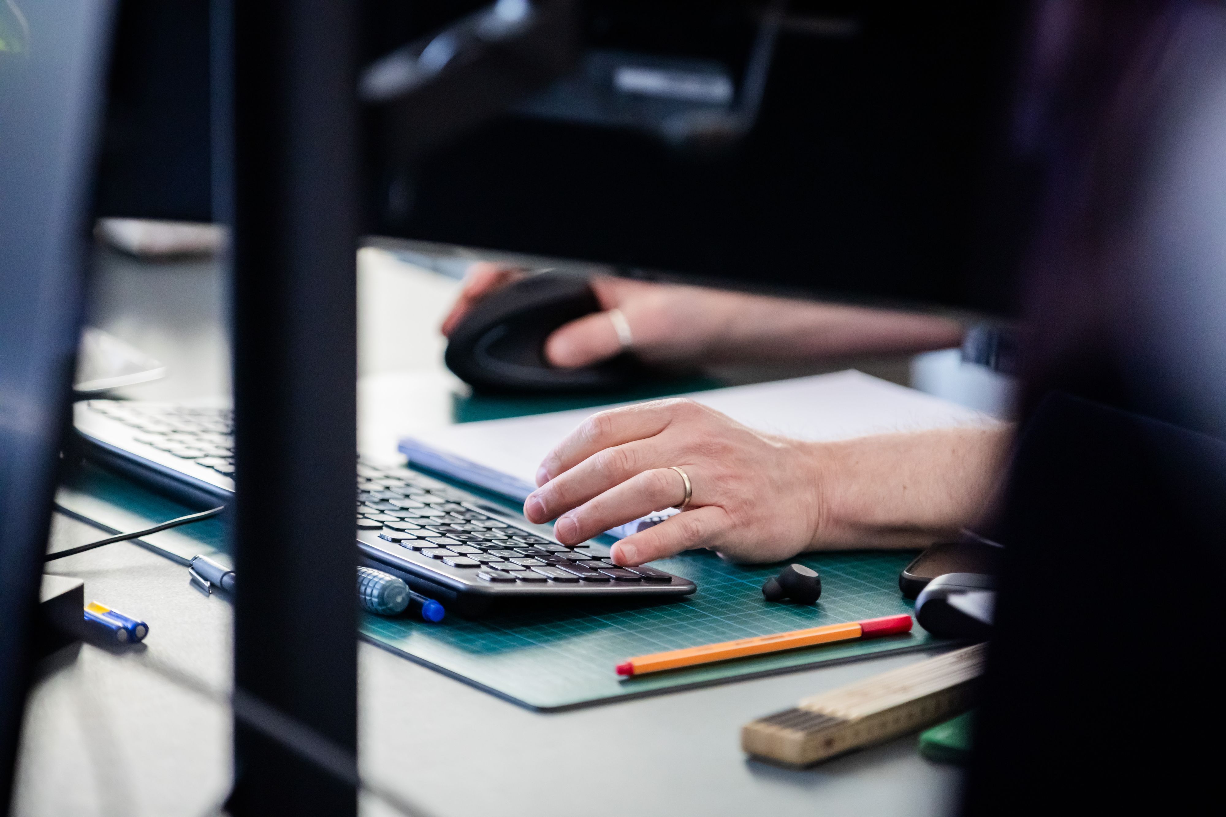 Eine Person arbeitet an einem Computer. (Symbolfoto)
