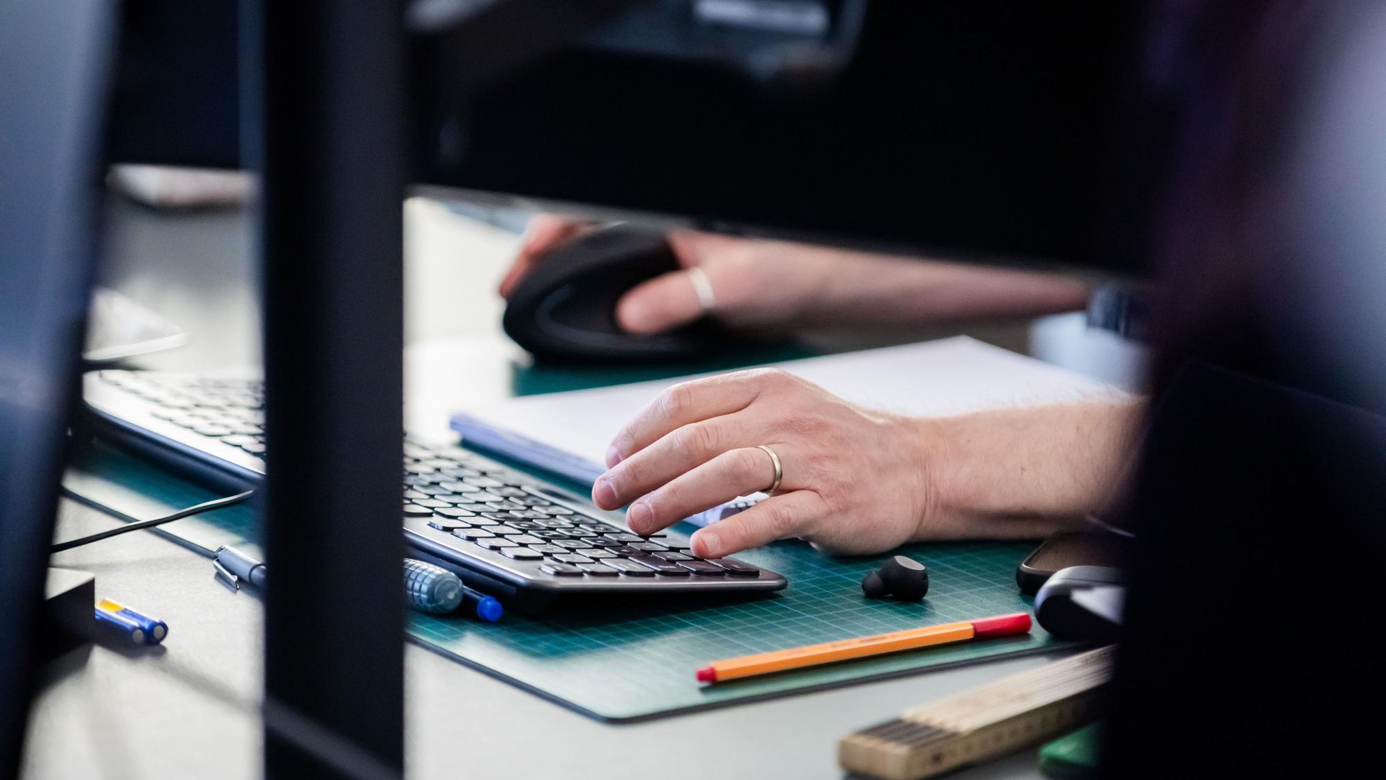 Eine Person arbeitet an einem Computer. (Symbolfoto)