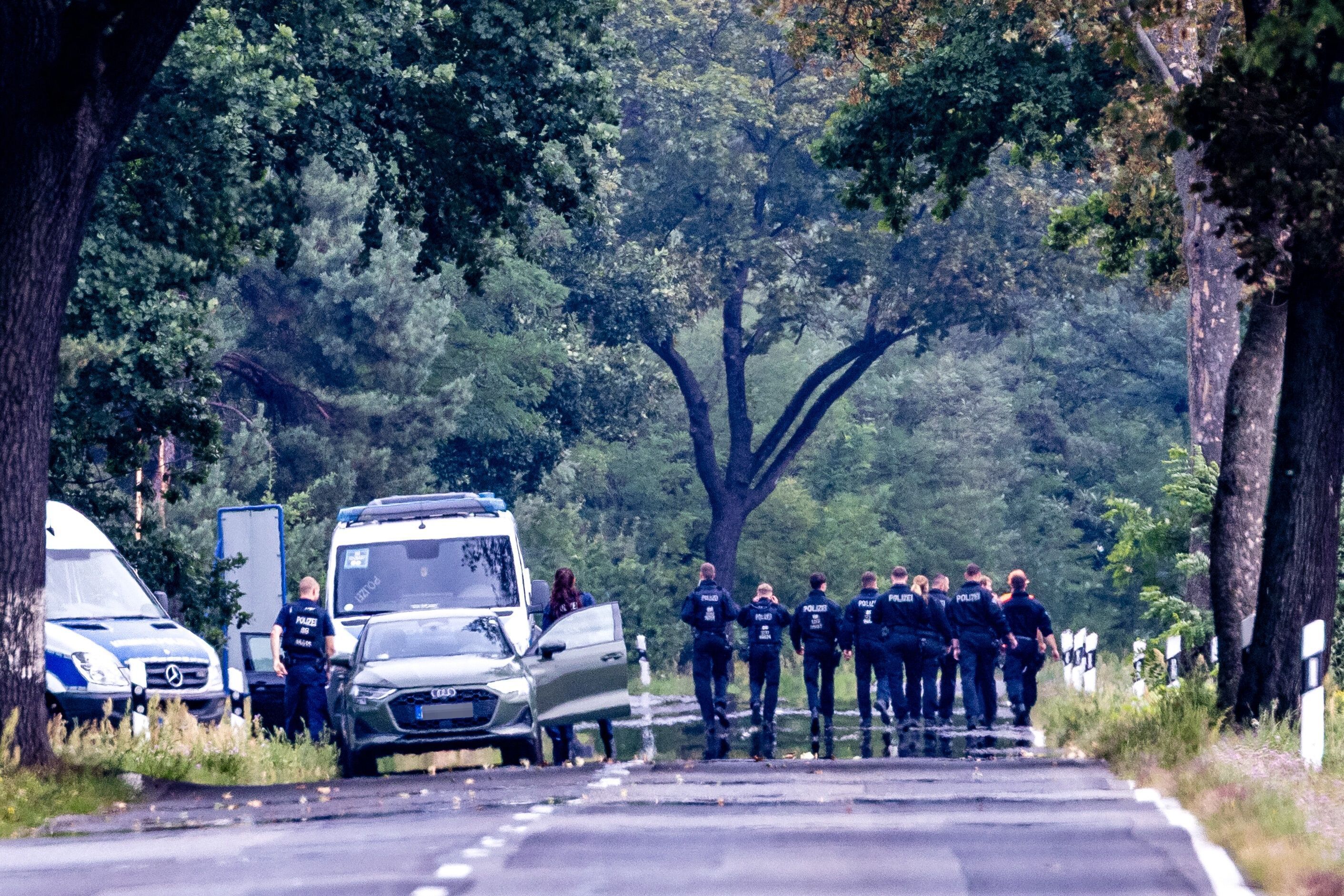 Einsatzkräfte einer Polizeihundertschaft durchsuchen das Gebiet um das Umspannwerk Turnow-Preilack und das Kraftwerk Jänschwalde.