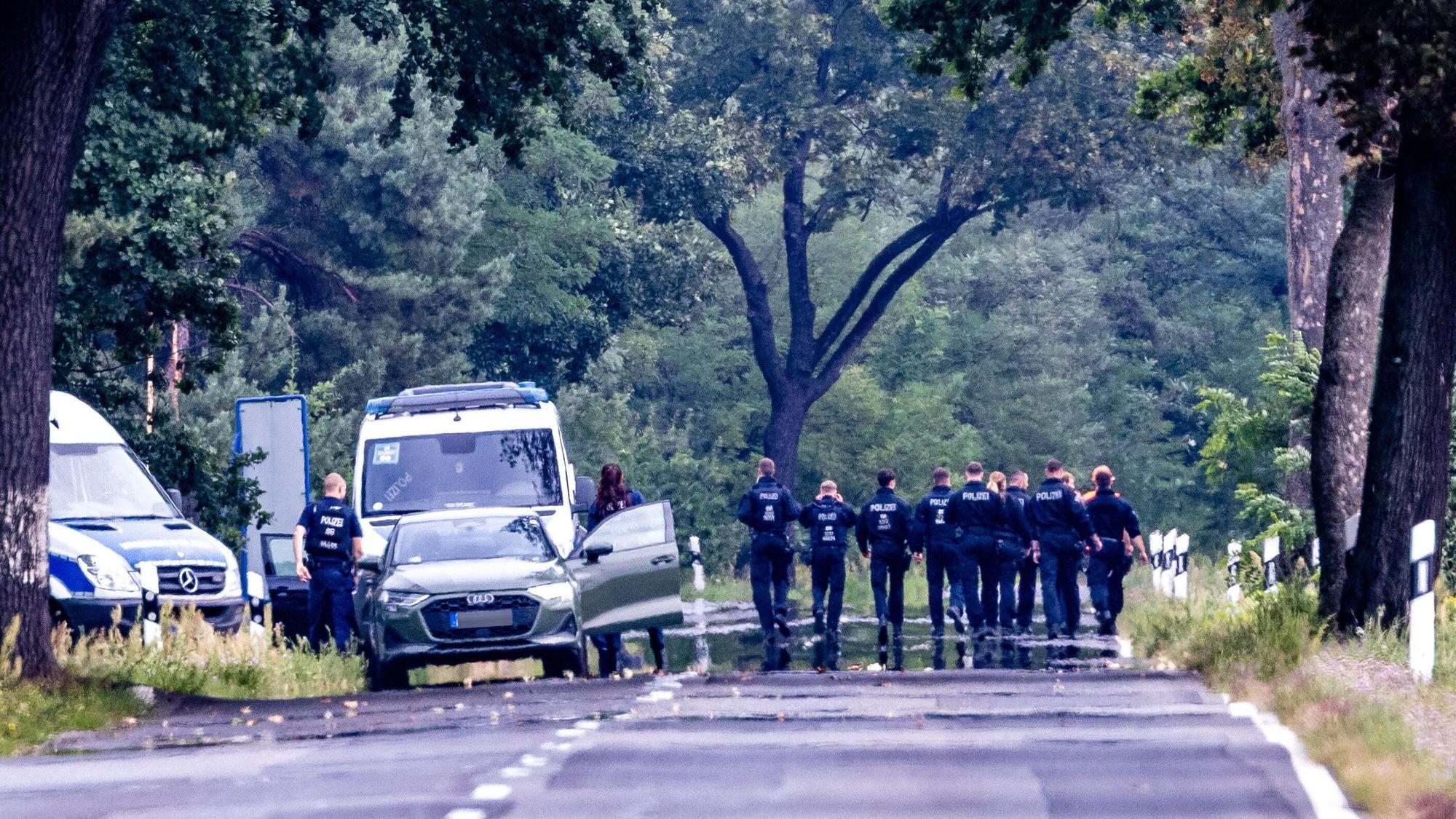 Einsatzkräfte einer Polizeihundertschaft durchsuchen das Gebiet um das Umspannwerk Turnow-Preilack und das Kraftwerk Jänschwalde.
