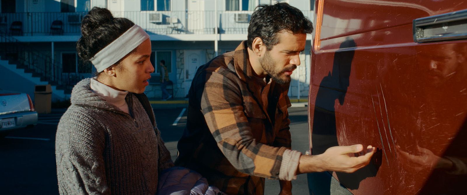 Maddie (Lou Llobel) und Tyler (Jacob Scipio) entdecken merkwürdige Kratzspuren auf der Außenseite ihres Wagens. (Bild: Leonine/2026 Paramount Pictures)