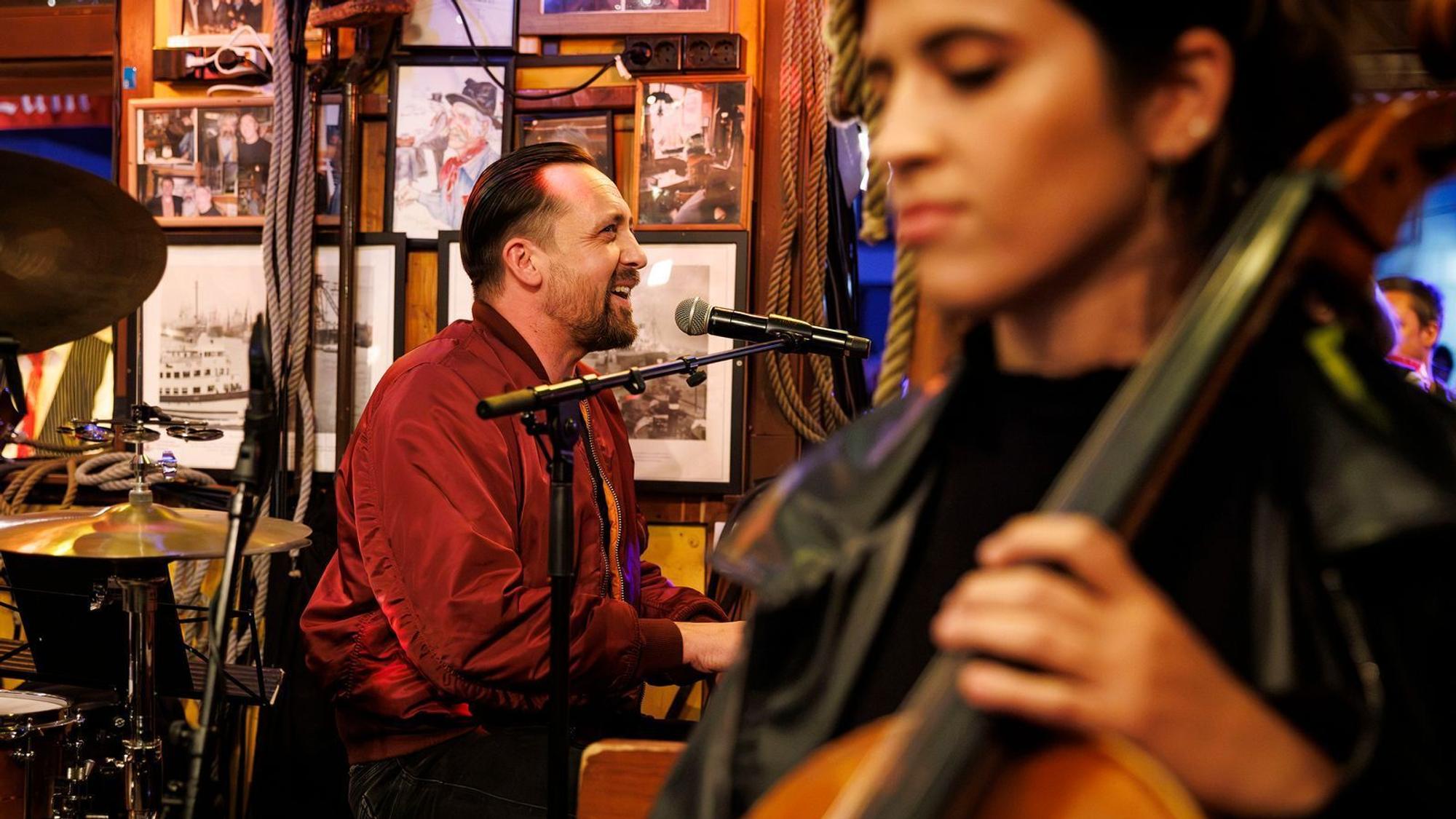 Danger Dan performte bei „Inas Nacht“ seinen neuen Song „Dass es hier so schön ist“. (Bild: NDR/ARD/Morris Mac Matzen)