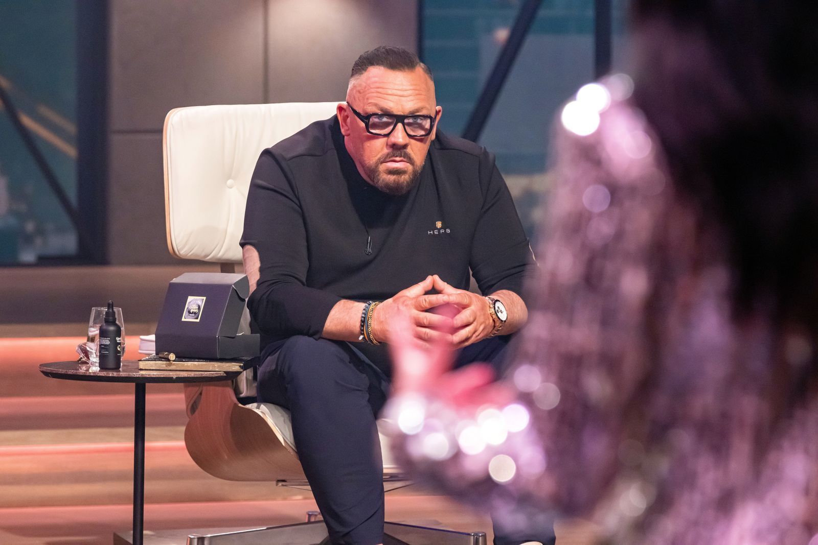 Nicht nur Neu-Löwe Andreas Herb ist verdutzt: Micaela Schäfer ist bei „Die Höhle der Löwen“ zu Gast. (Bild: RTL / Bernd-Michael Maurer)