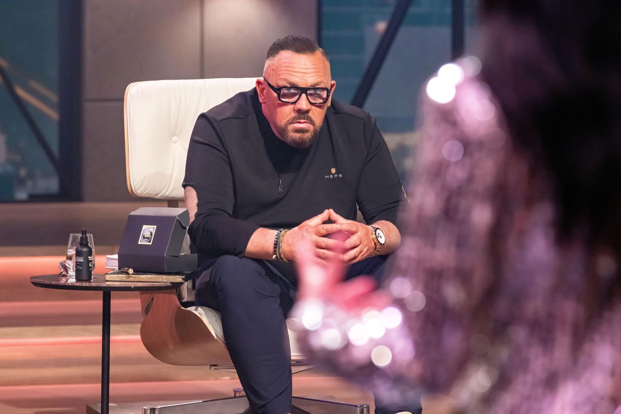 Nicht nur Neu-Löwe Andreas Herb ist verdutzt: Micaela Schäfer ist bei „Die Höhle der Löwen“ zu Gast. (Bild: RTL / Bernd-Michael Maurer)