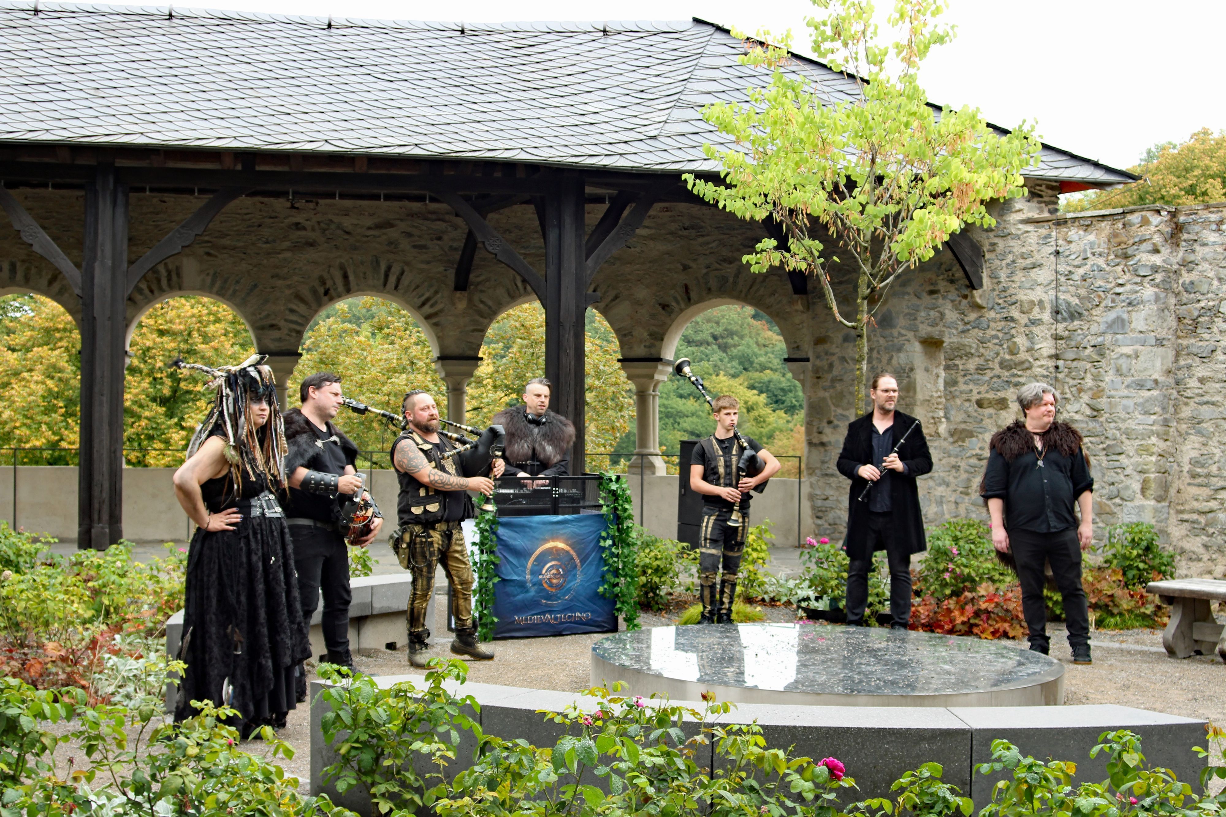 Auf Schloss Burg in Solingen entstanden ist der Bewerbungsclip, der den Musikerinnen und Musikern von Klangschmiede den Weg zum ESC bereiten soll. Das eigentliche Duo kommt aus Wiehl-Drabenderhöhe.