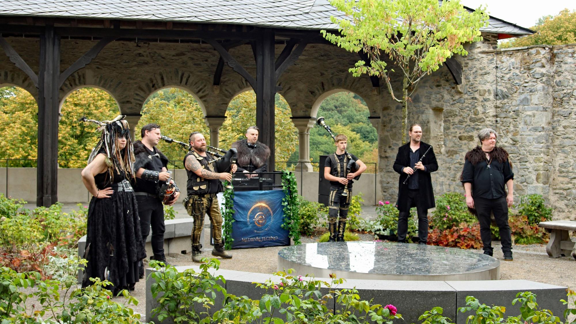 Auf Schloss Burg in Solingen entstanden ist der Bewerbungsclip, der den Musikerinnen und Musikern von Klangschmiede den Weg zum ESC bereiten soll. Das eigentliche Duo kommt aus Wiehl-Drabenderhöhe.