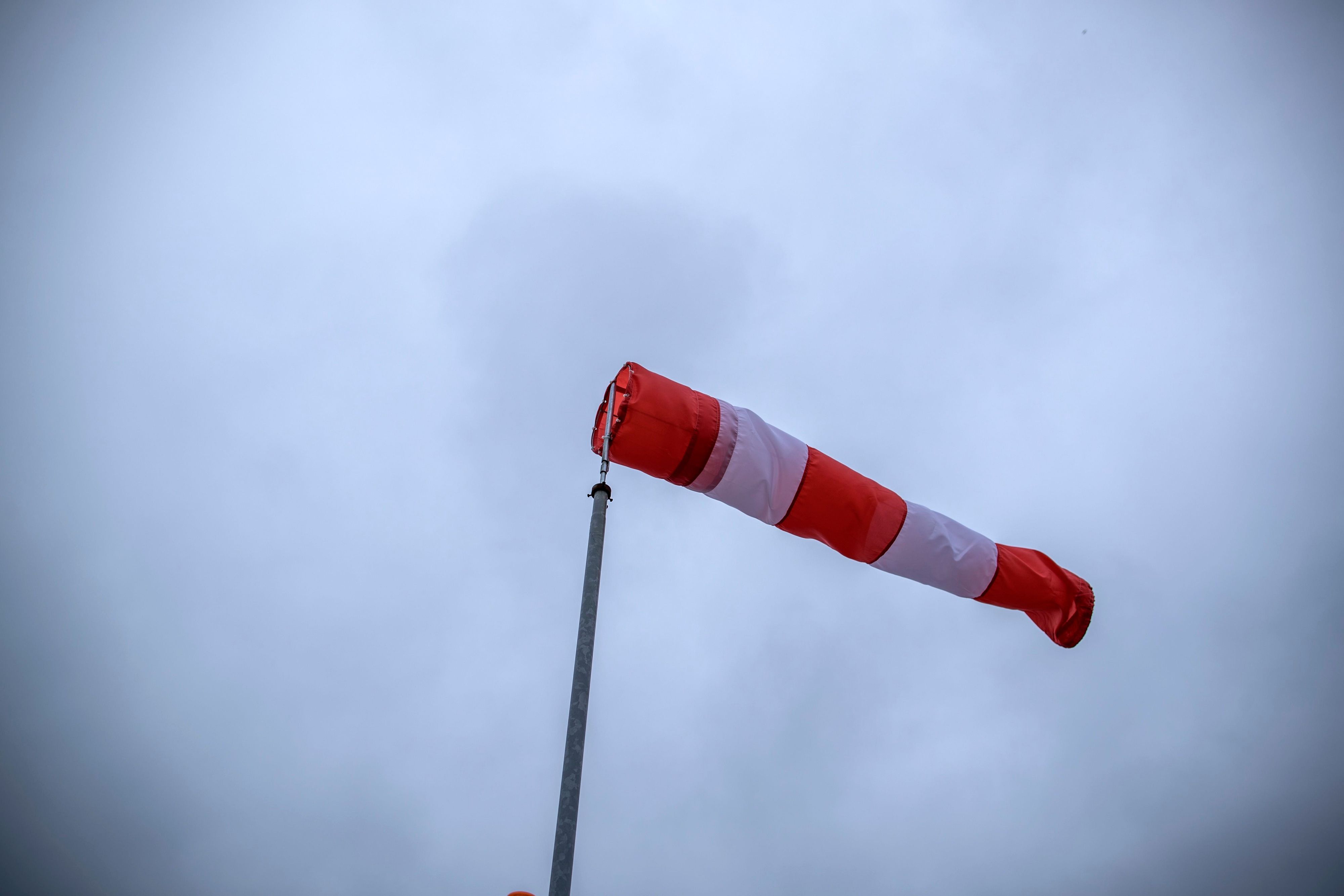 Ein Windsack weht im Wind. Der Deutsche Wetterdienst warnt in Köln und Region vor Windböen. (Archivbild)