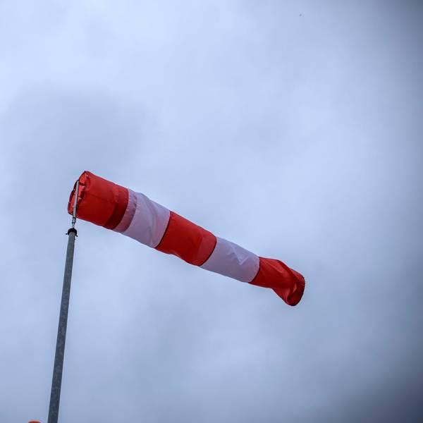 Ein Windsack weht im Wind. Der Deutsche Wetterdienst warnt in Köln und Region vor Windböen. (Archivbild)