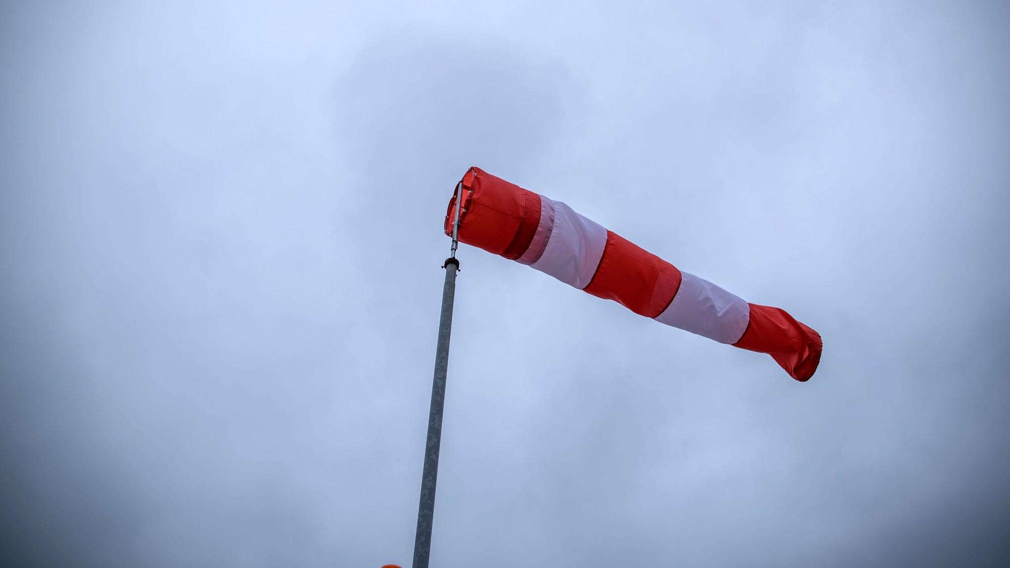 Ein Windsack weht im Wind. Der Deutsche Wetterdienst warnt in Köln und Region vor Windböen. (Archivbild)