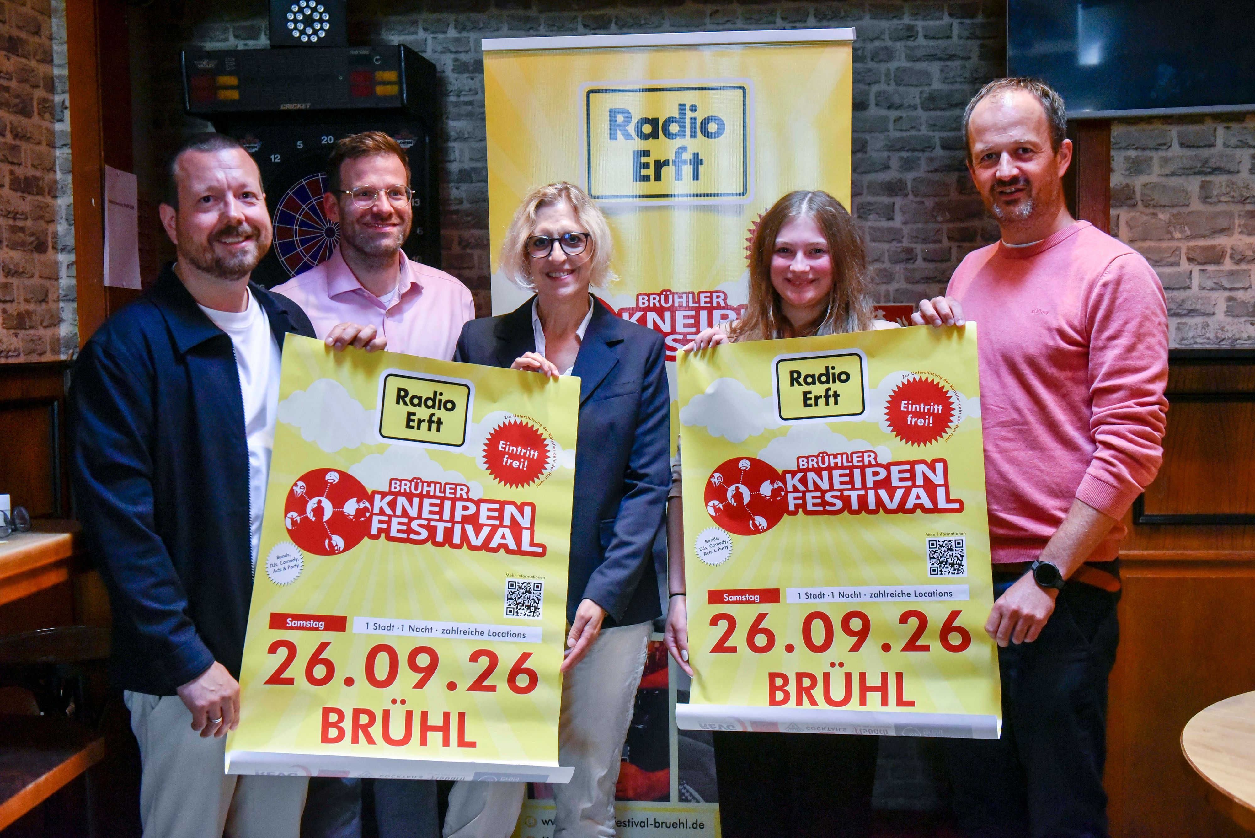 Zu sehen sind Martin Lösch, Christian Philipps, Sabine Fußhöller-Kleinert, Mascha Kormannshaus und Michael Harenberg. Sie halten ein Plakat hoch.