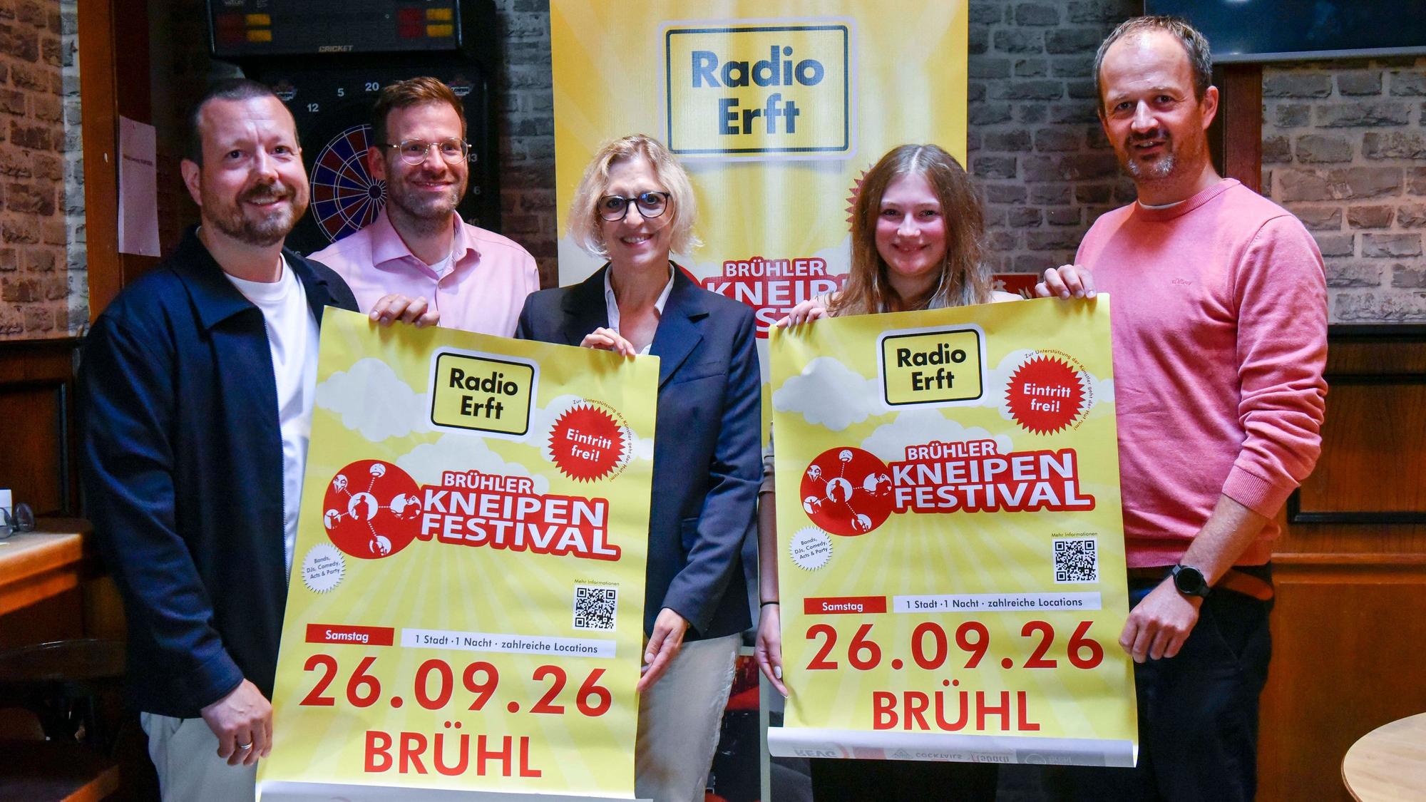 Zu sehen sind Martin Lösch, Christian Philipps, Sabine Fußhöller-Kleinert, Mascha Kormannshaus und Michael Harenberg. Sie halten ein Plakat hoch.