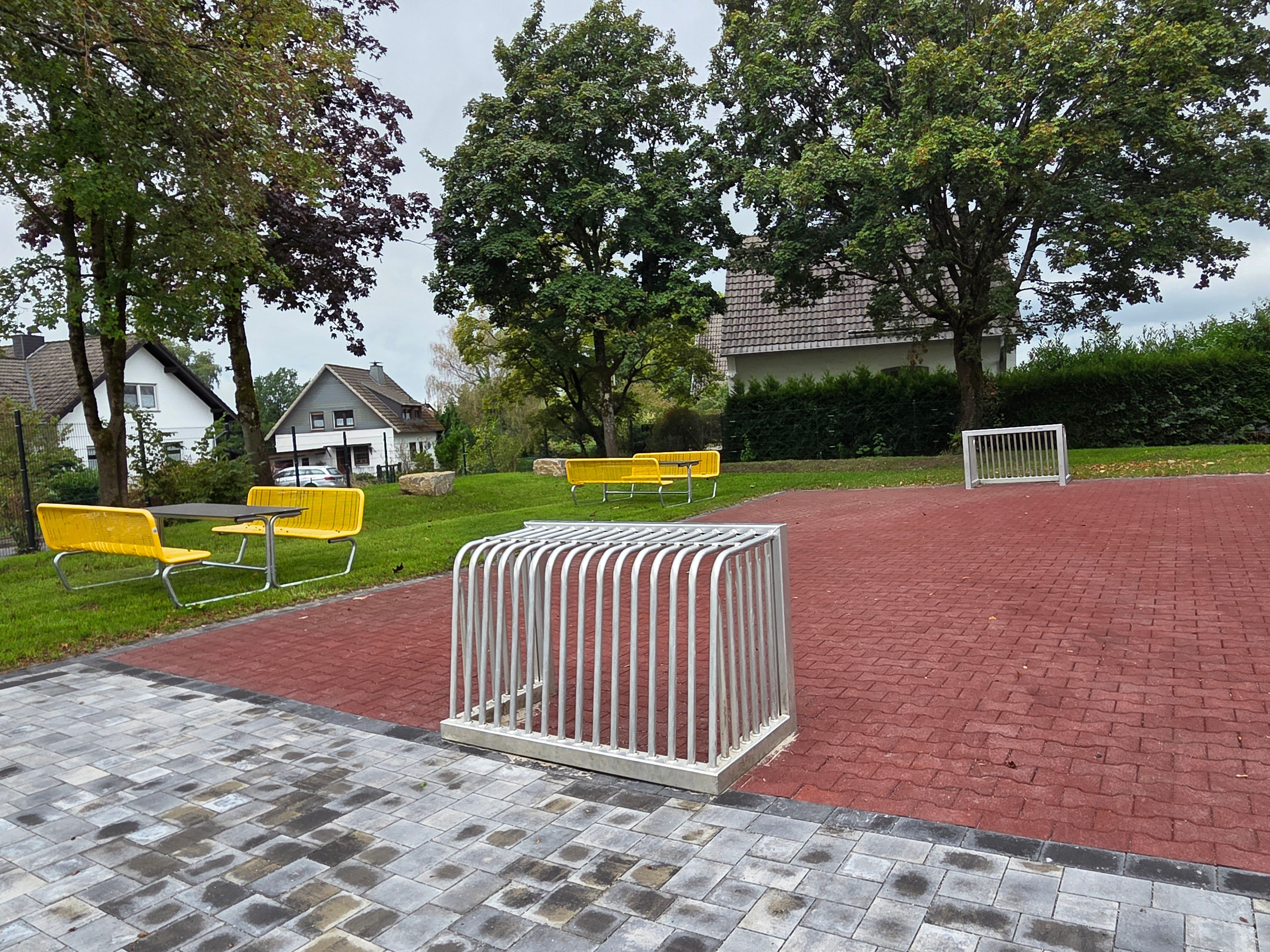 Dort, wo sich Schülerinnen und Schüler in Waldbröl tummeln, da möchte der Ortsverband der FDP künftig mehr Schatten sehen. Das Foto zeigt den neuen Soccer-Platz an der Gemeinschaftsgrundschule in Isengarten.