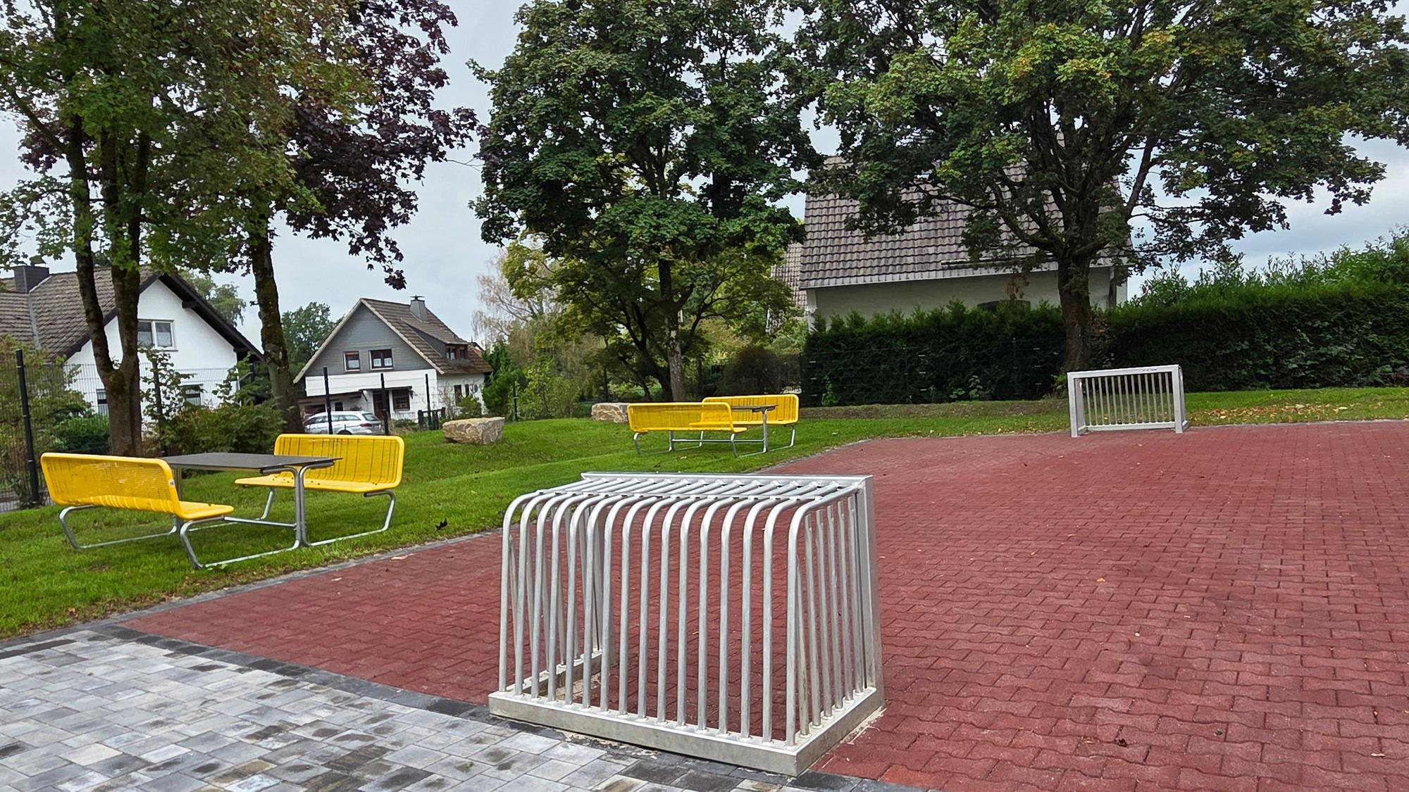 Dort, wo sich Schülerinnen und Schüler in Waldbröl tummeln, da möchte der Ortsverband der FDP künftig mehr Schatten sehen. Das Foto zeigt den neuen Soccer-Platz an der Gemeinschaftsgrundschule in Isengarten.