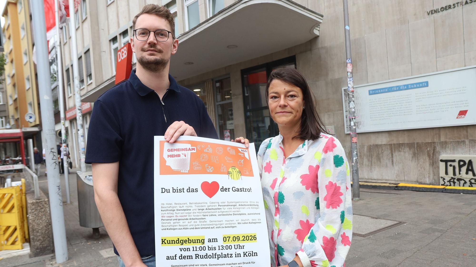 Marc Kissinger, Geschäftsführer Gewerkschaft NGG Köln und Isabell Mura, Verhandlungsführerin Tarifvertrag Hotel- und Gaststättengewerbe vor dem DGB- Haus.