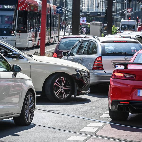 Autos stauen sich am 9. Juli 2026 auf dem Oxfordring in der Innenstadt von Bonn. (Archivfoto)