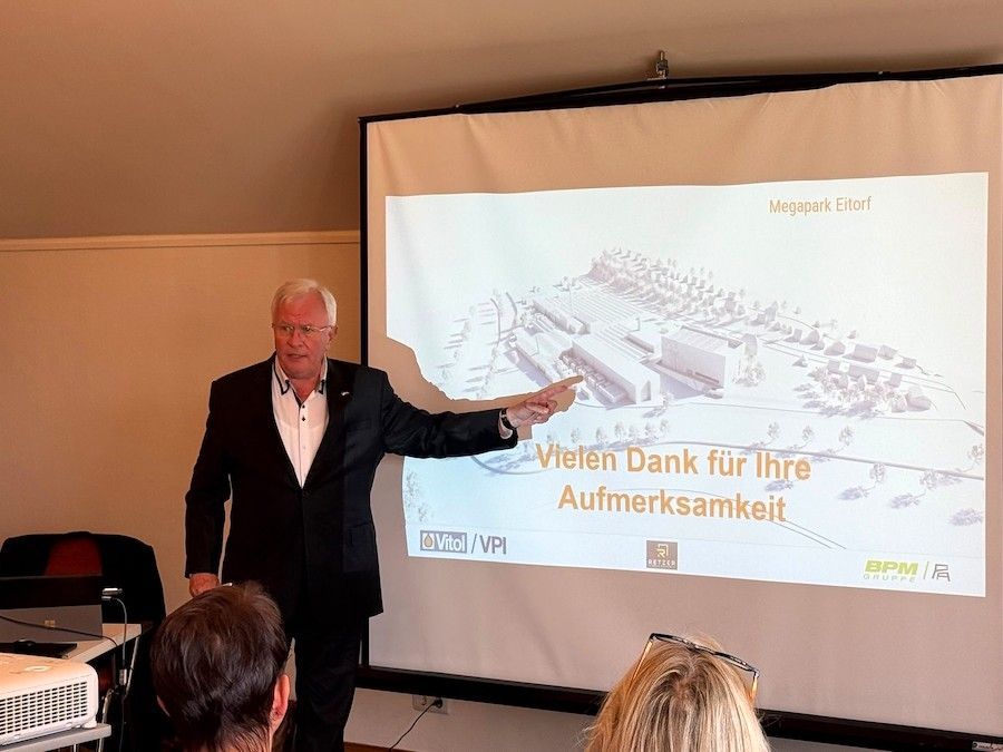 Unternehmer Oleg Retzer zeigte Pläne für Gauhes Wiese in Eitorf.