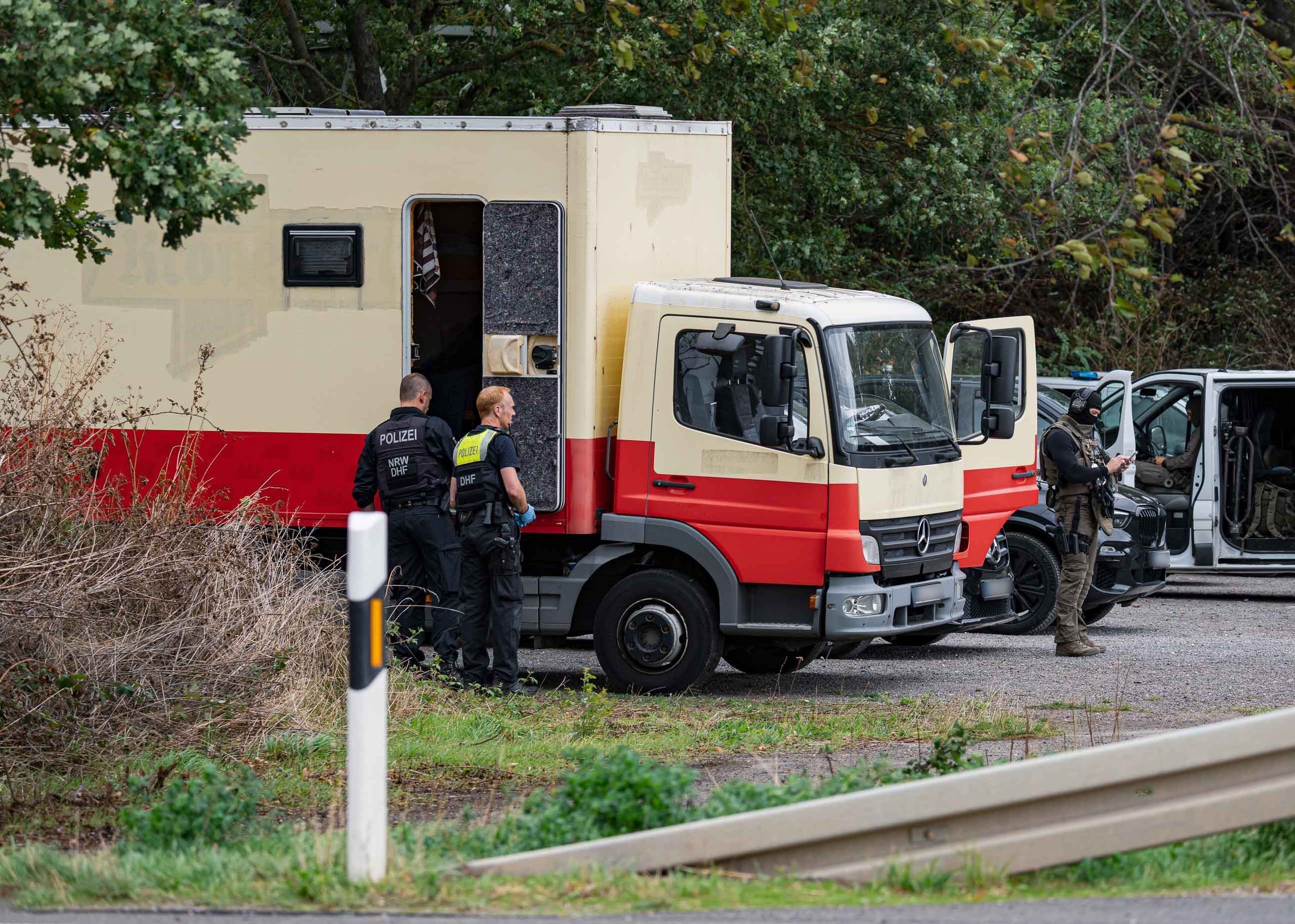 Polizeikräfte sind an einem Lkw im Einsatz.