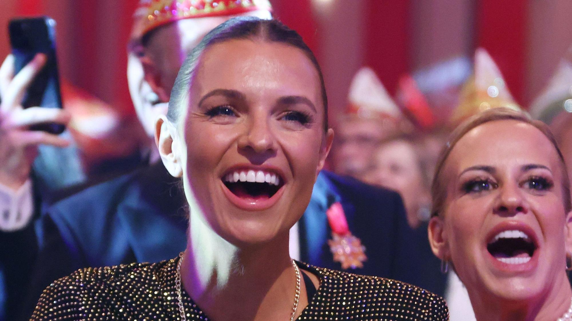 Laura Wontorra freut sich.