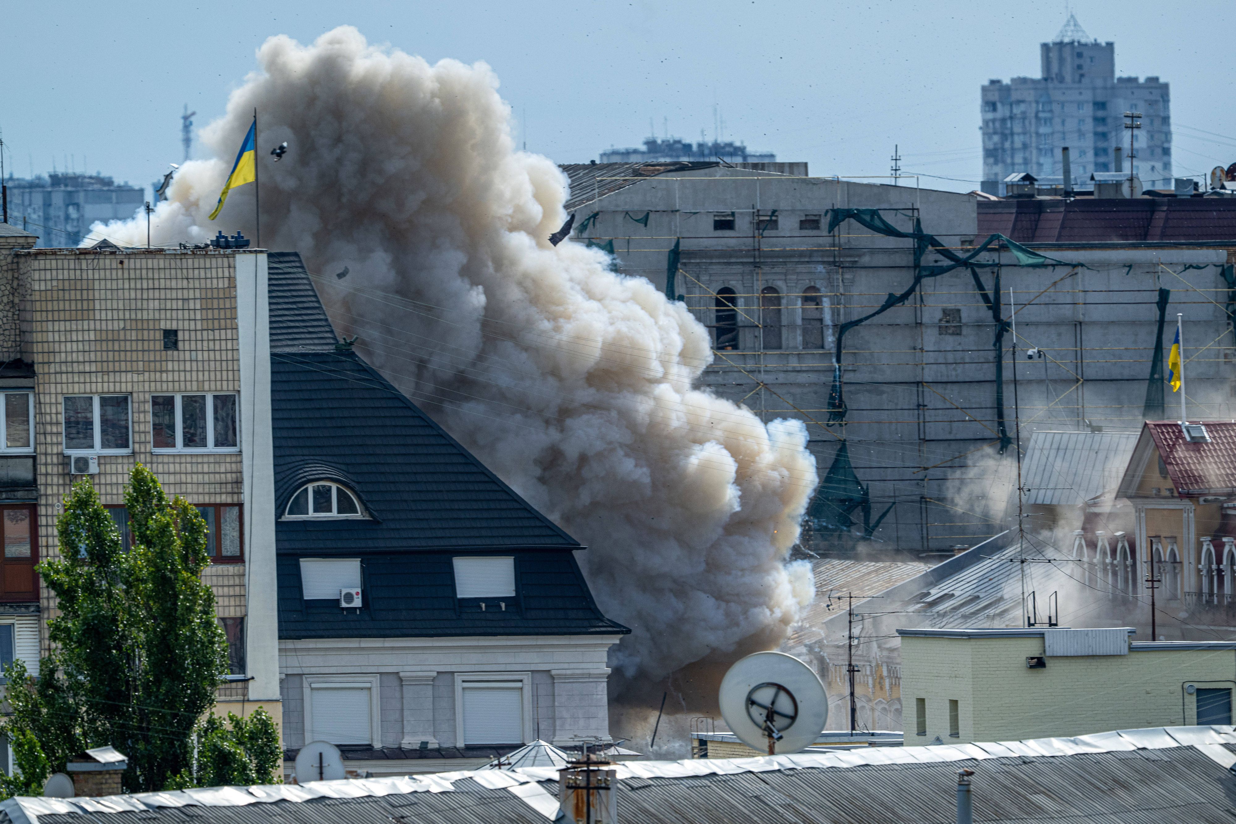 Eine russische Rakete schlägt am Freitag (4. September) in der Innenstadt von Kyjiw ein.