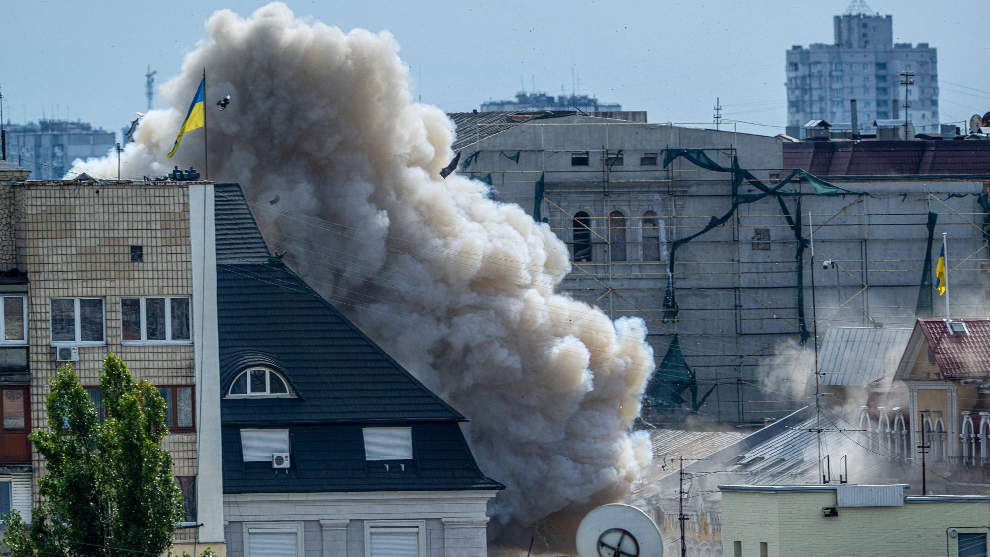 Eine russische Rakete schlägt am Freitag (4. September) in der Innenstadt von Kyjiw ein.